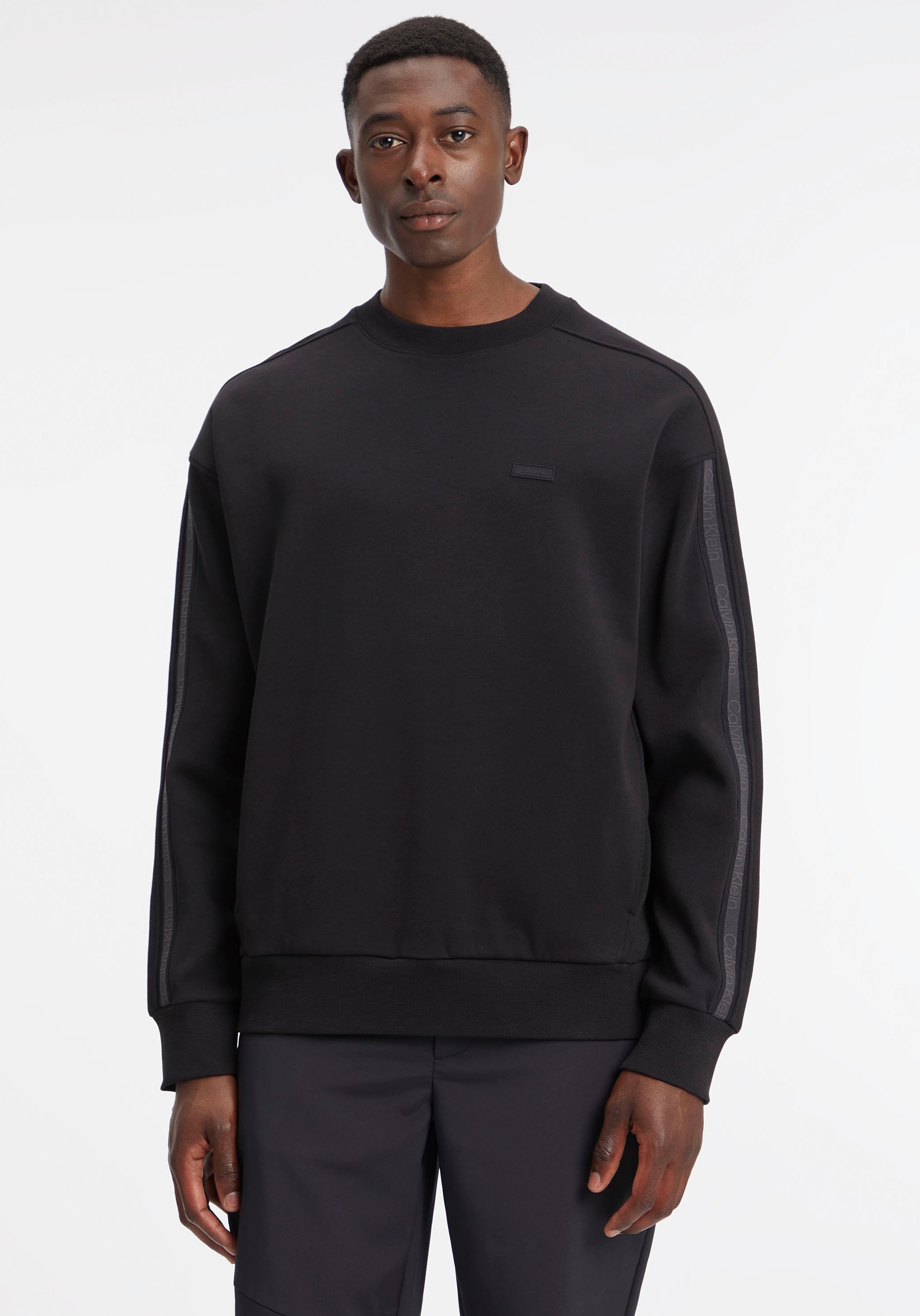 COMFORT SWEATSHIRT«, »LOGO Ärmel mit Sweatshirt TAPE kaufen Logo-Streifen | online Klein Jelmoli-Versand am Calvin