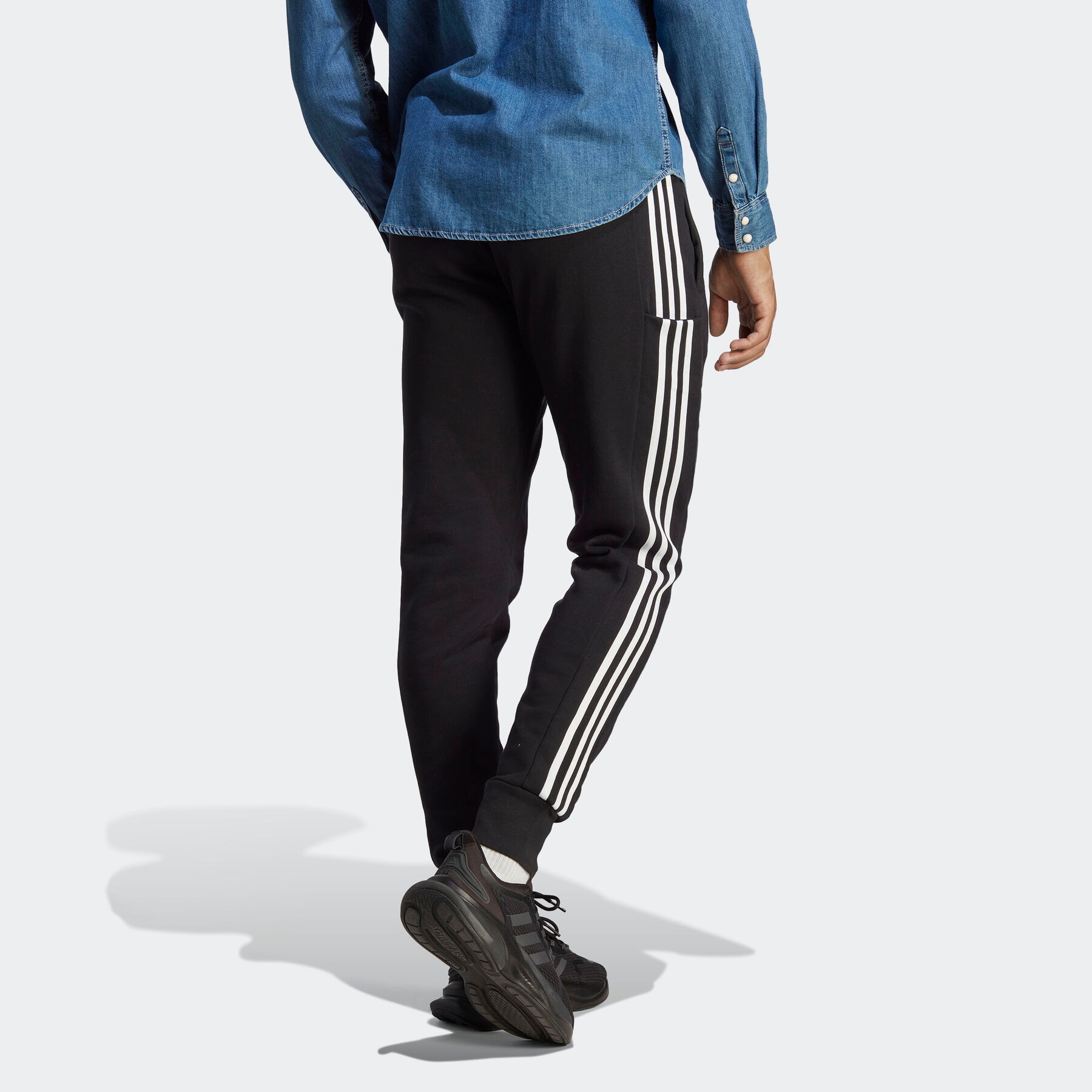 adidas Sportswear Sporthose »ESSENTIALS FRENCH TERRY TAPERED CUFF 3STREIFEN HOSE«, (1 tlg.), weiche Jogginghose