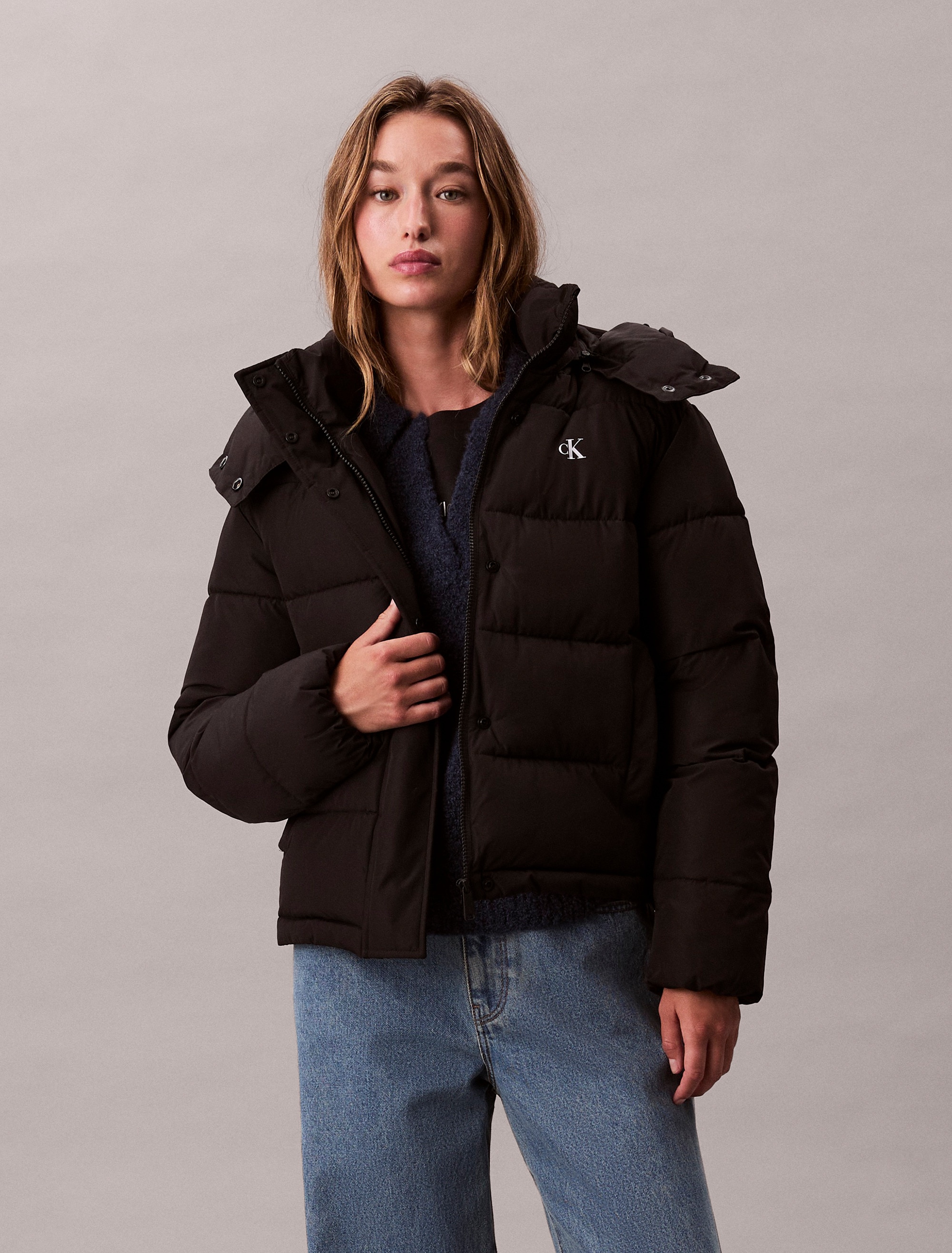 Calvin Klein Jeans Steppjacke »MATTE MONOLOGO MW SHORT PUFFER« mit Kapuze Mit Rundhalsausschnitt, regular fit