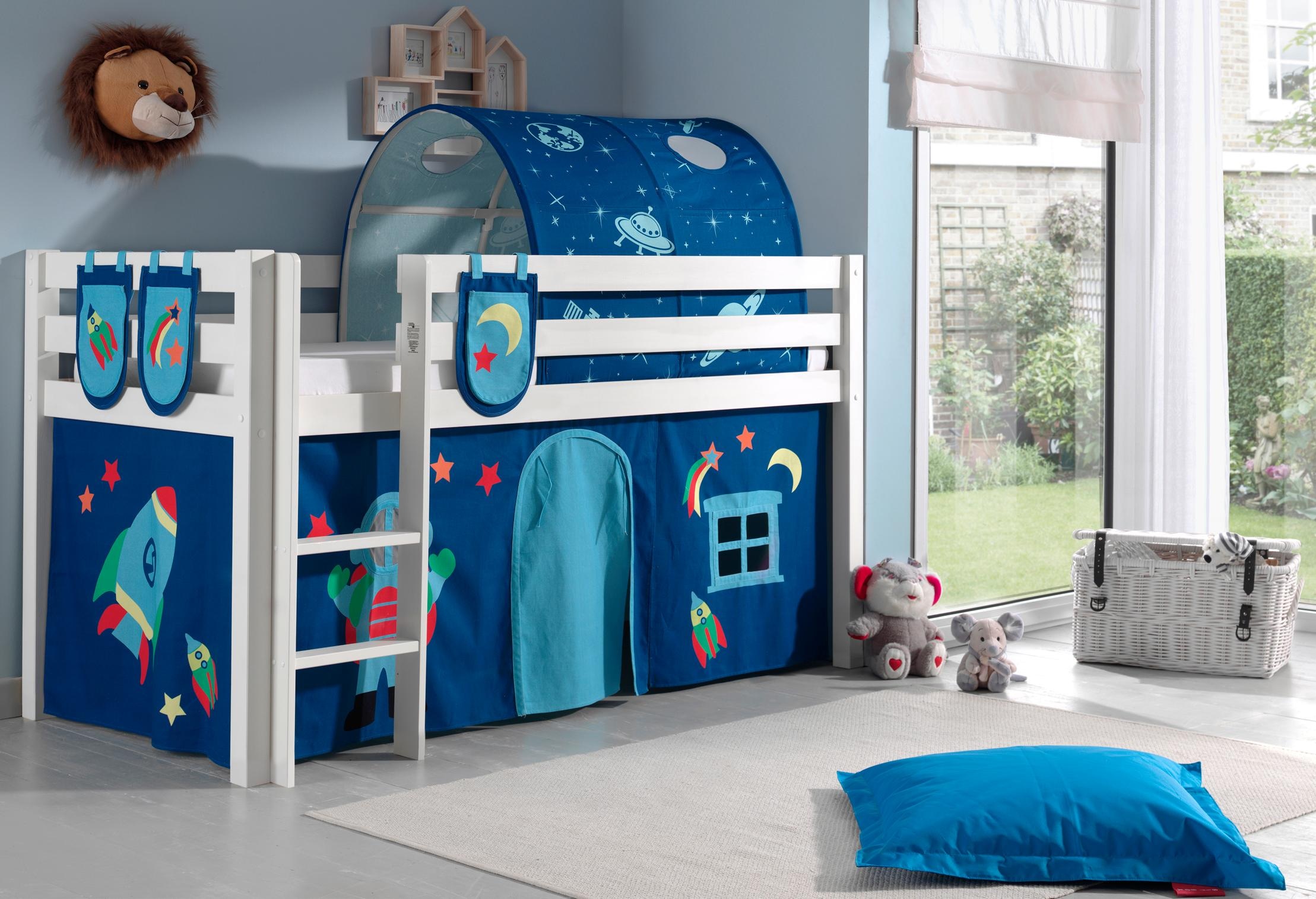 Vipack Hochbett »Pino, Spielbett massiv Kiefer, stabil gebaut, 3 Korpusfarben zur Wahl« inkl. Rolllattenrost, Leiter und Absturzschutz, mit oder ohne Rutsche, Textil-Set "Astronaut", inkl. Vorhang, mit oder ohne Tunnel