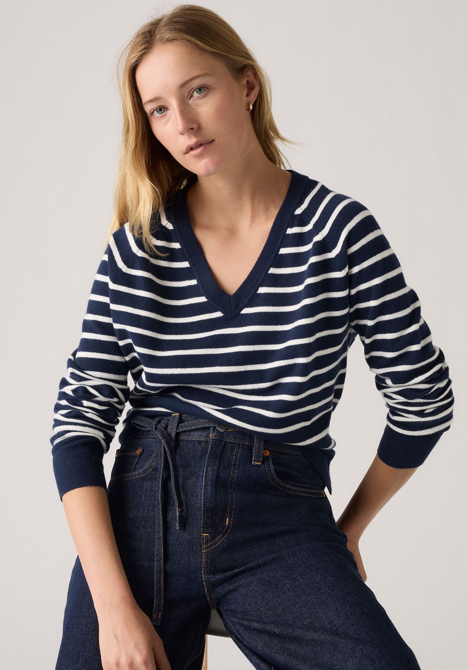 Levi's® V-Ausschnitt-Pullover »TARA SUPER SOFT V«, im Bund beidseitig mit kurzem Schlitz