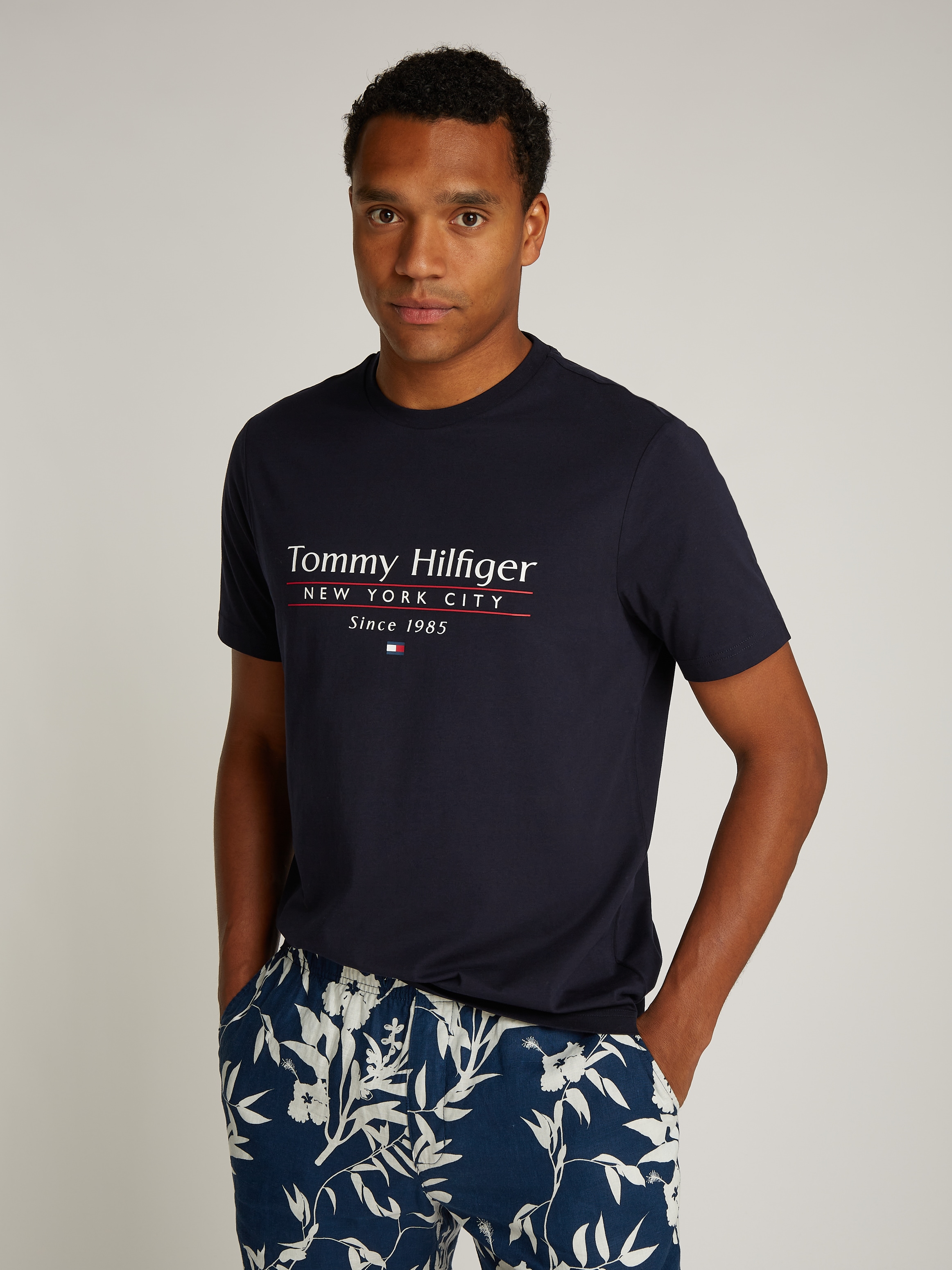 Tommy Hilfiger T-Shirt »HILFIGER CENTER STACK TEE«, mit grossem Schriftprint