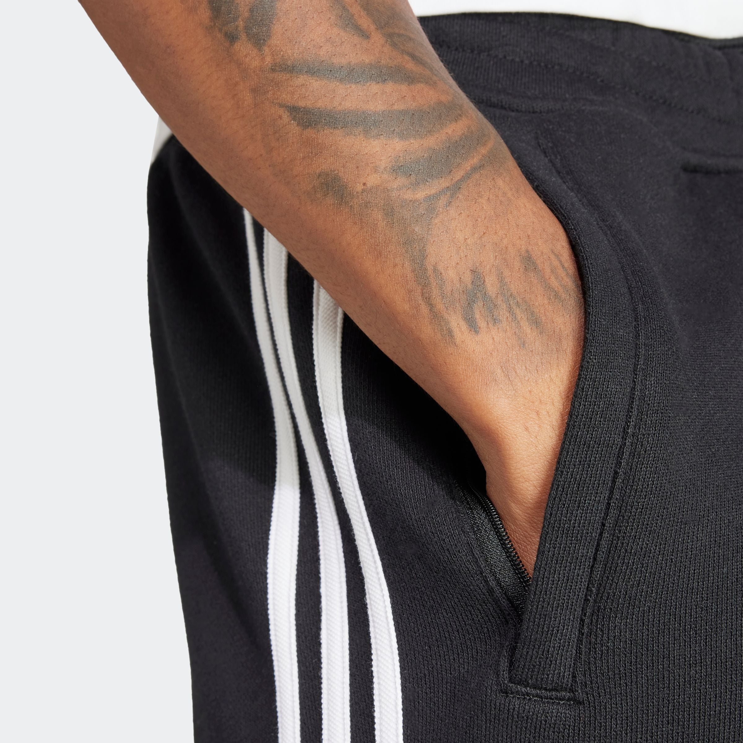 adidas Originals Shorts »3-STRIPE SHORT«, (1 tlg.), Drei Streifen Sweat Shorts aus weichem French-Terry Material