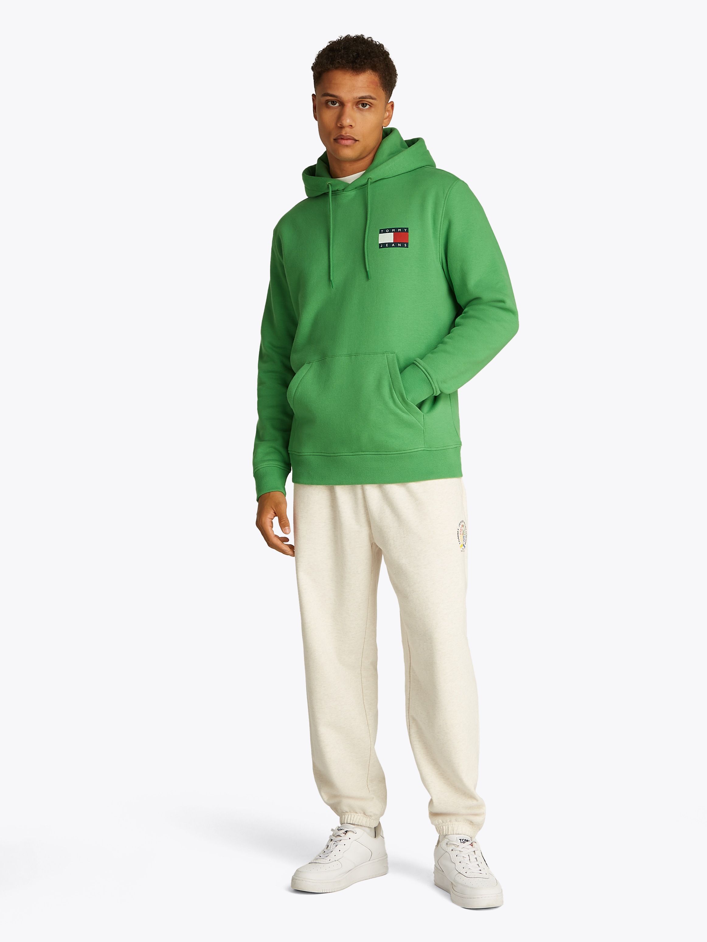 Tommy Jeans Sweatshirt »TJM REG ESSENTIAL FLAG HOOD EXT«, mit bedruckten Markenlogo auf Brusthöhe