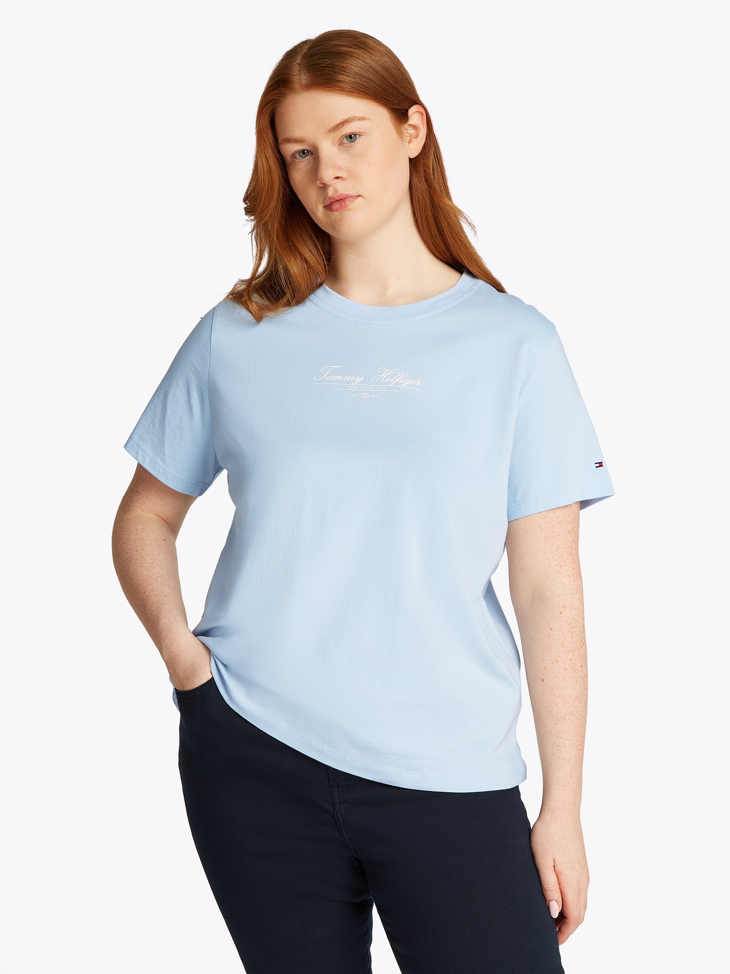 TOMMY HILFIGER Curve Rundhalsshirt »CRV REG SCRIPT C-NK TEE SS«, in Grossen Grössen, Logoschriftzug