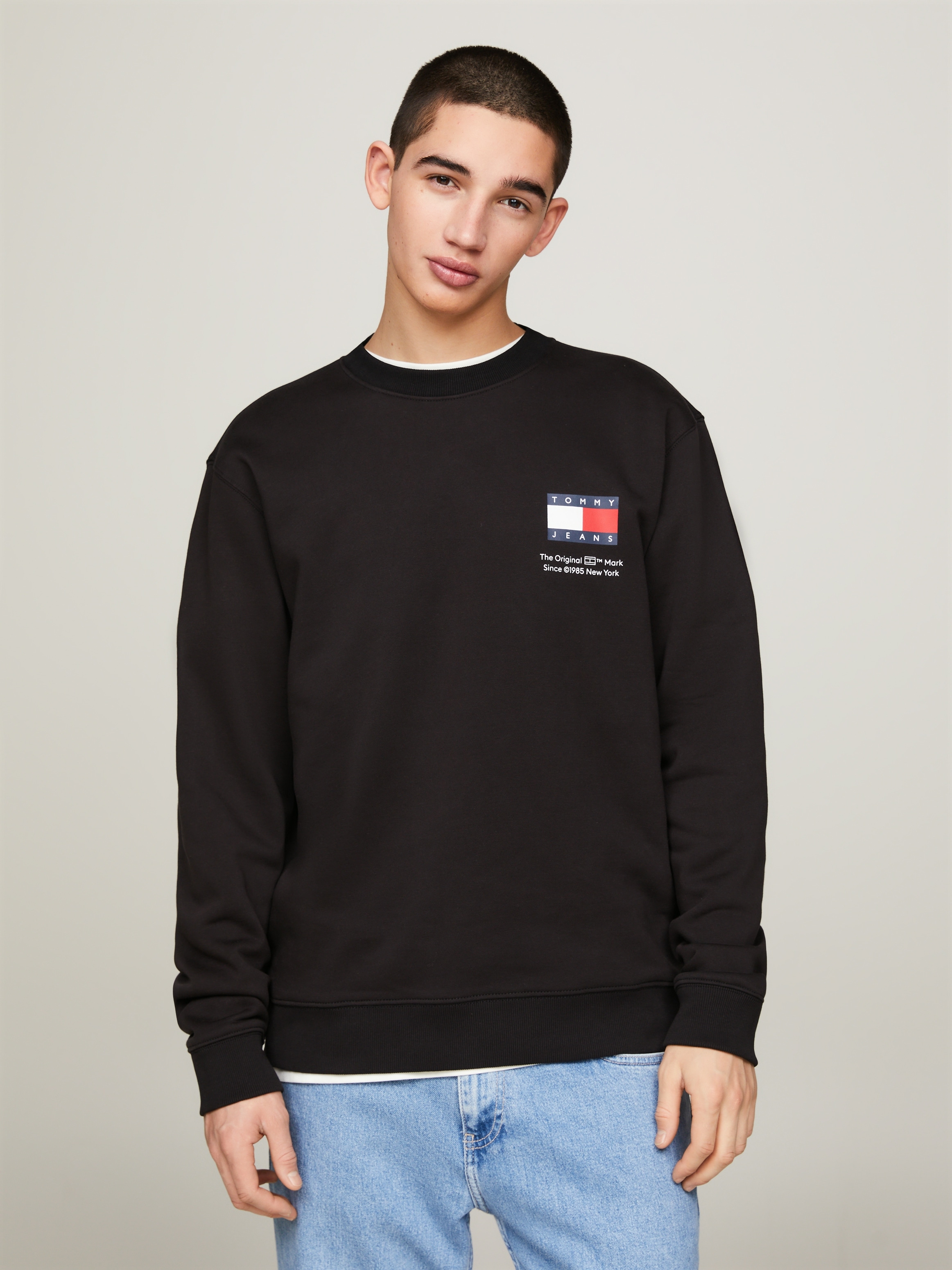 Tommy Jeans Sweatshirt »TJM REG ESSENTIAL FLAG CNECK EXT«, Rundhals-Sweatshirt mit Logo