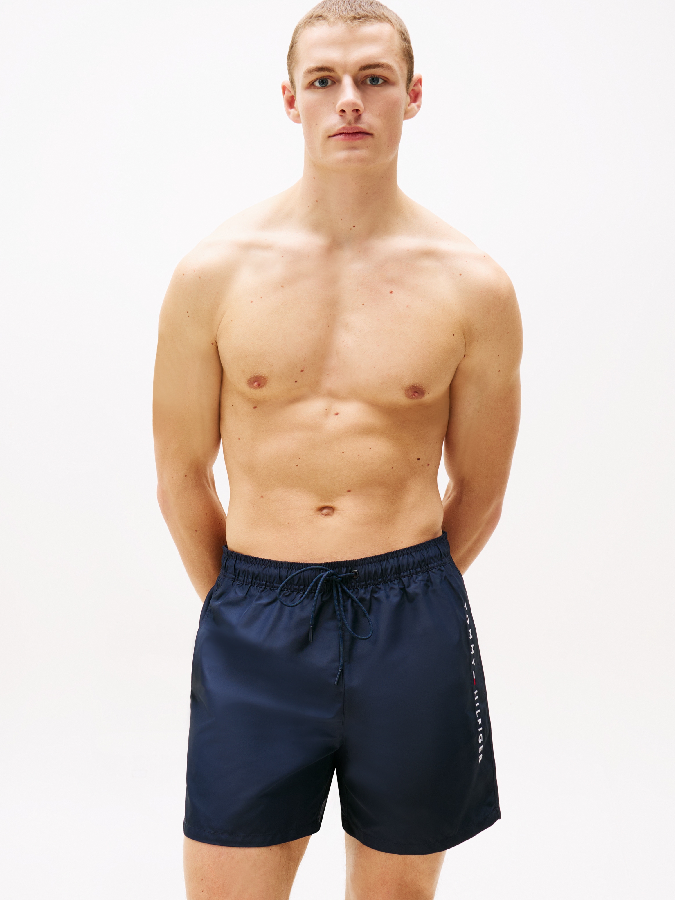 Tommy Hilfiger Swimwear Badeshorts »MEDIUM DRAWSTRING«, mit Logostickerei an der Hüfte