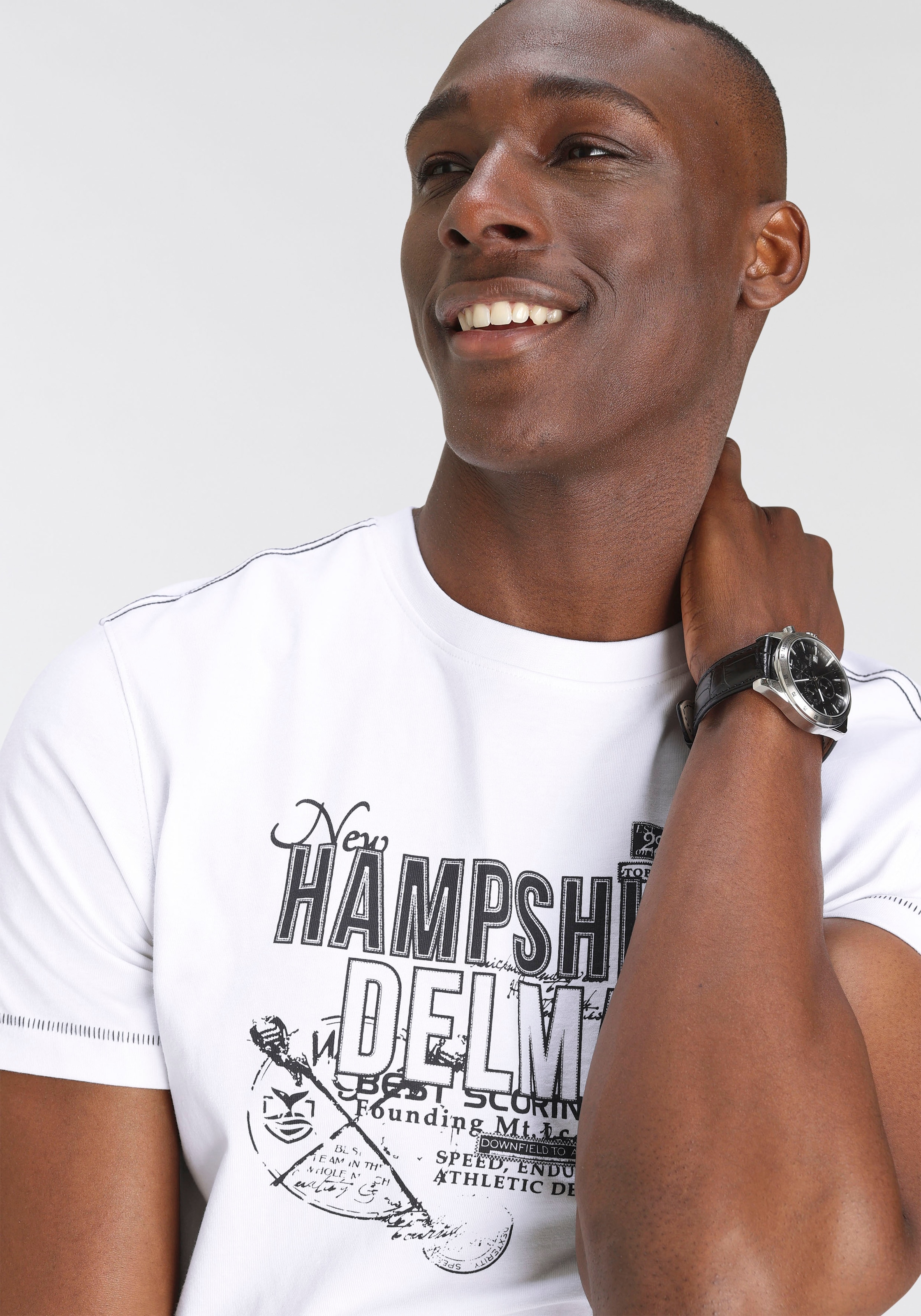 DELMAO T-Shirt, Kurzarm, lässige Passform, mit stylischem Print, Rundhals