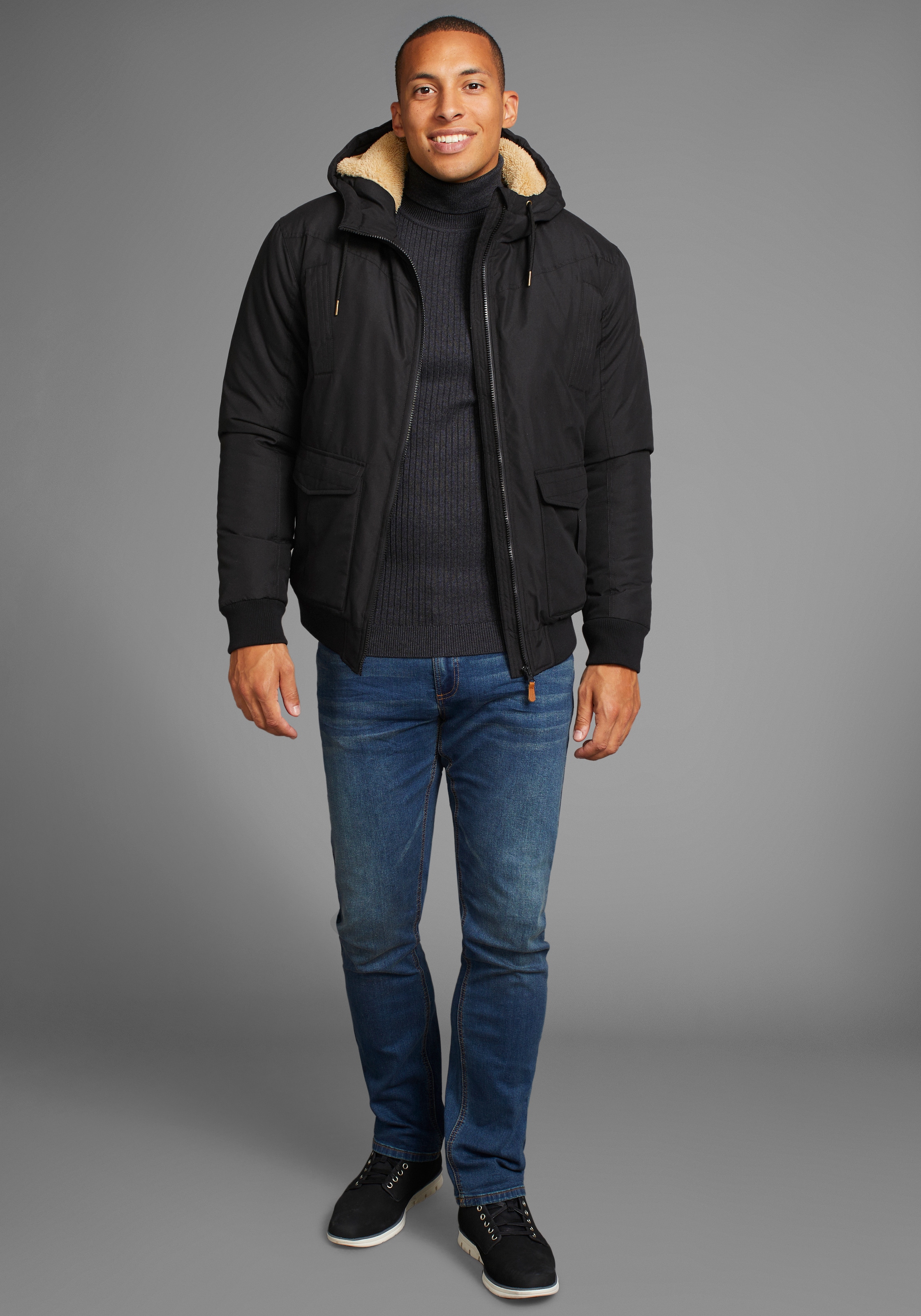 Bruno Banani Winterjacke, mit Kapuze, aus Baumwolle und Polyester, hochschliessender Kragen