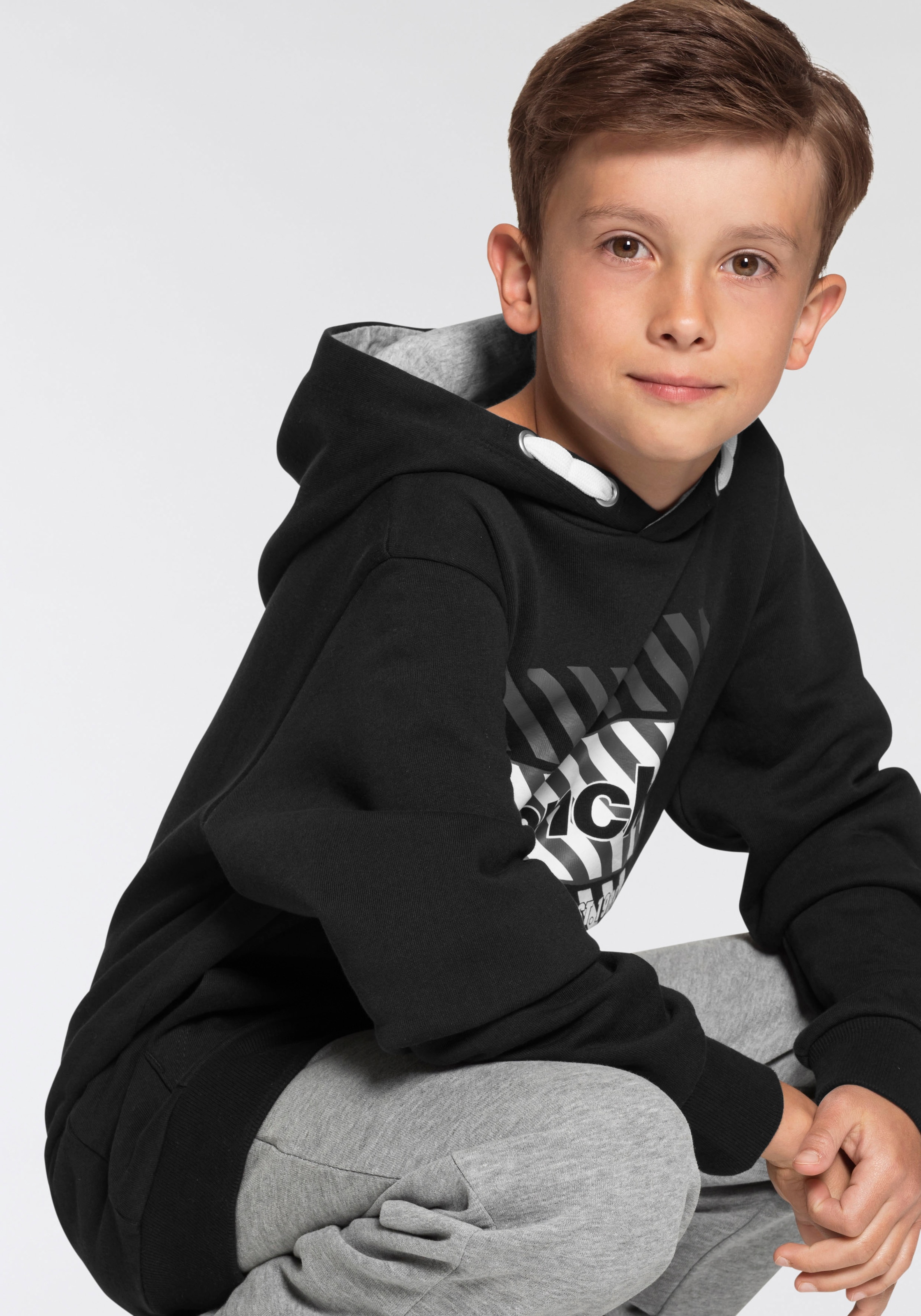 Druck Online trendigem Kapuzensweatshirt Jelmoli-Versand Shop | »Black&White«, mit Bench.