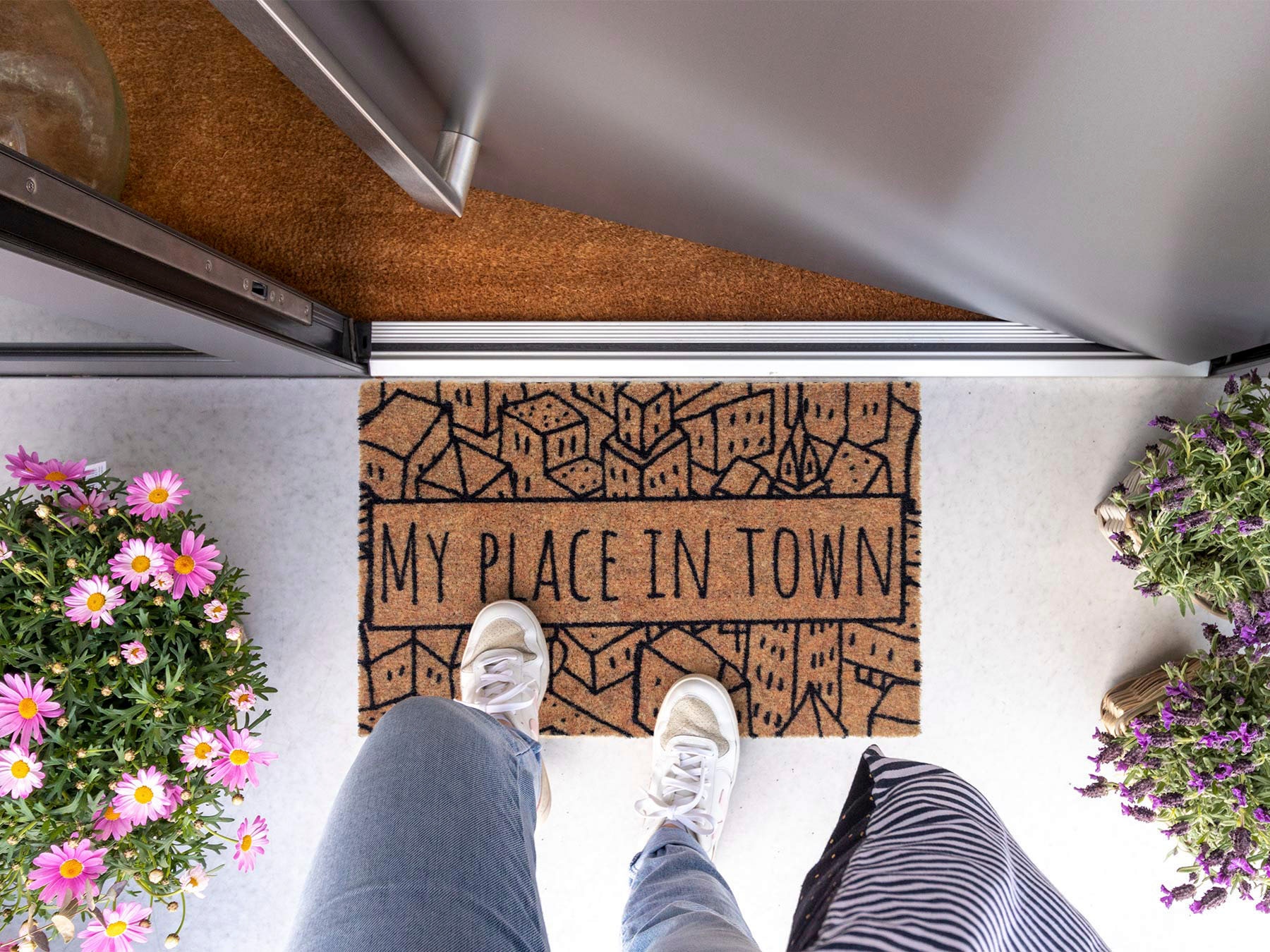 Primaflor-Ideen in Textil Fussmatte »Schmutzfangmatte COUNTRY, Place in Town«, rechteckig, 7 mm Höhe, Schmutzfangmatte, Kokos-Optik, mit Spruch, rutschhemmend, waschbar
