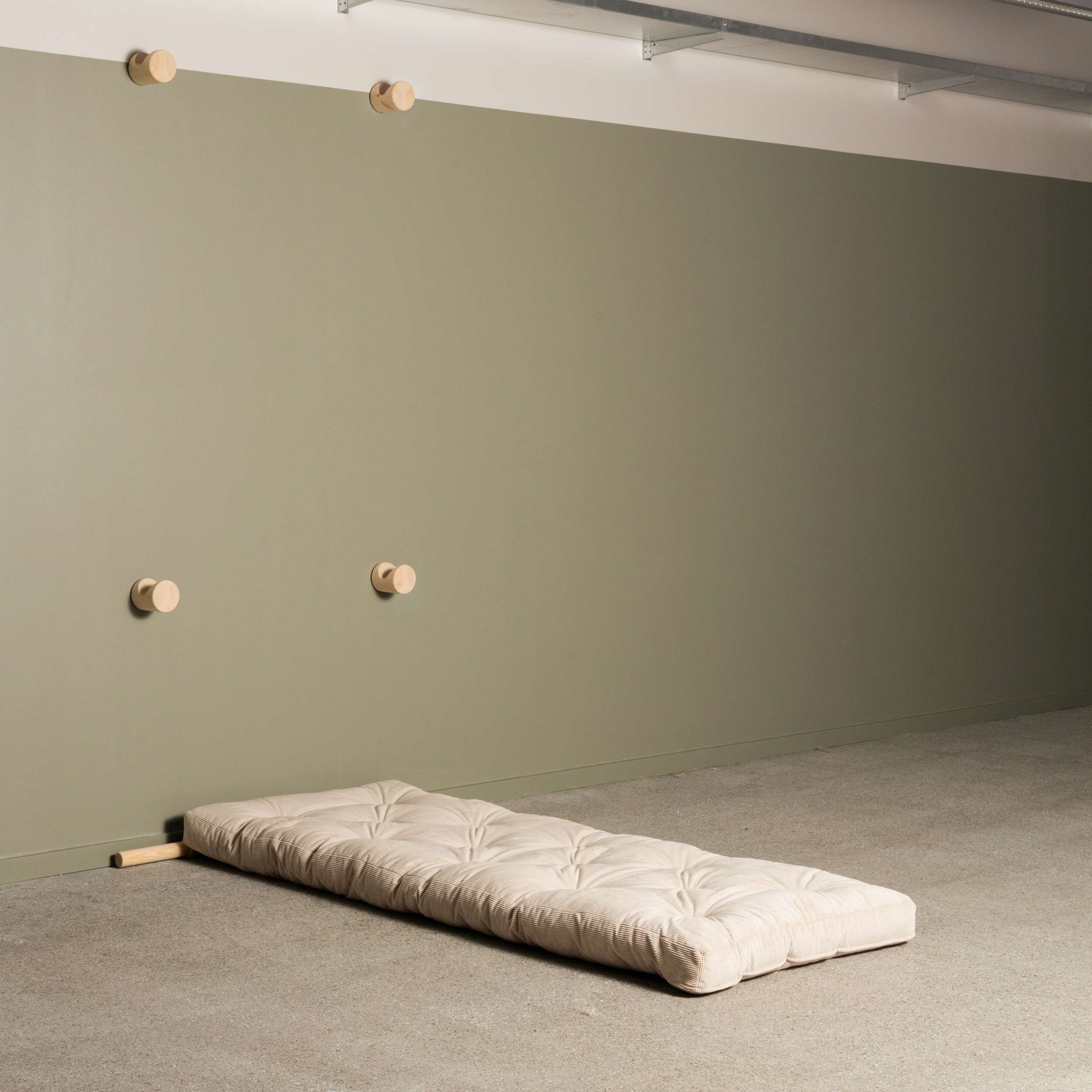 Karup Design Schlafsofa »Hooked Sofa Bed / Sleeper Chair – Sitz- oder Schlafplatz, platzsparend«, Futonmatratze inkl. Halterungsset aus FSC®-zertifiziertem Massivholz