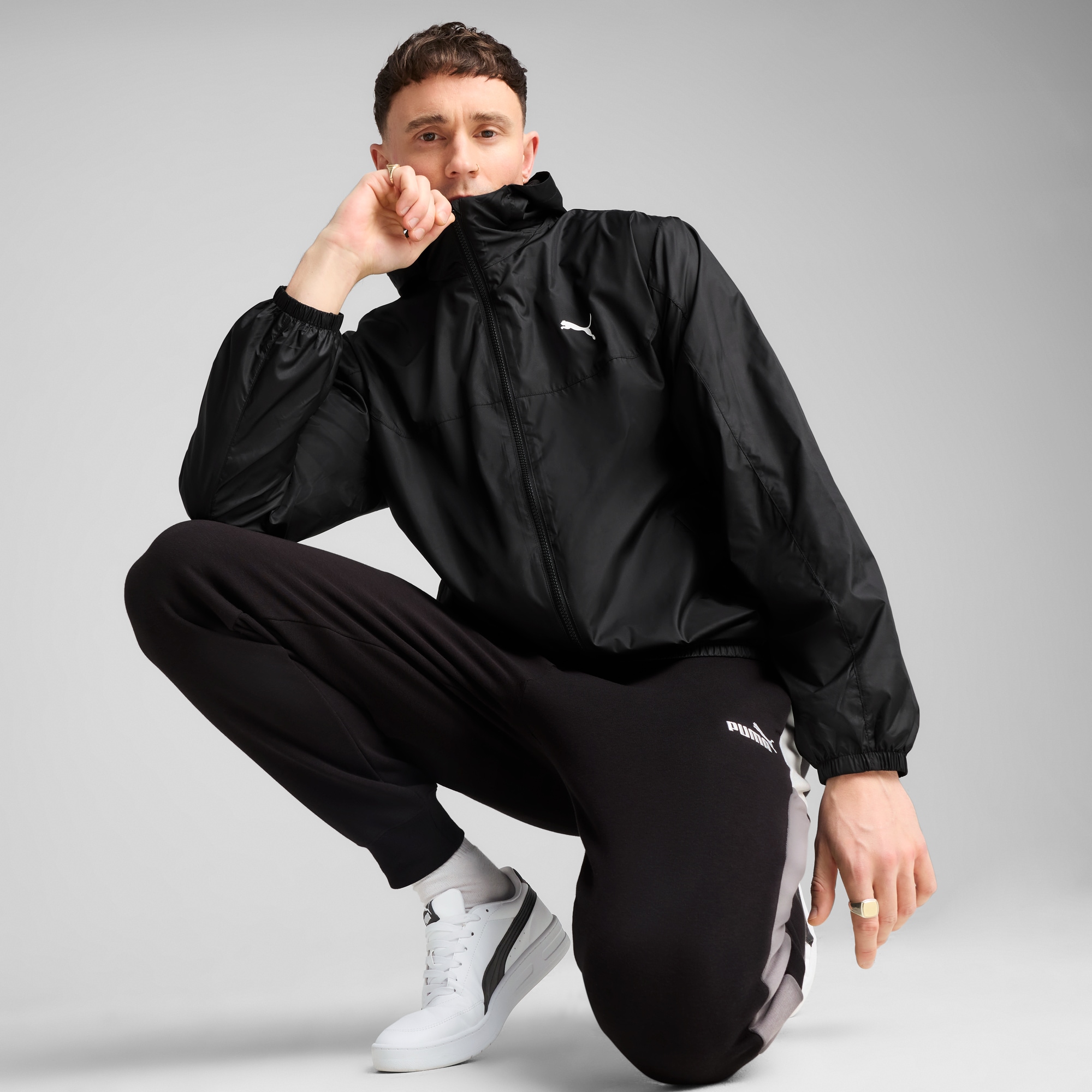 PUMA Windbreaker »ESS REGULAR WINDBREAKER« mit Kapuze mit kuscheliger Kapuze, windabweisend, wärmeisolierend