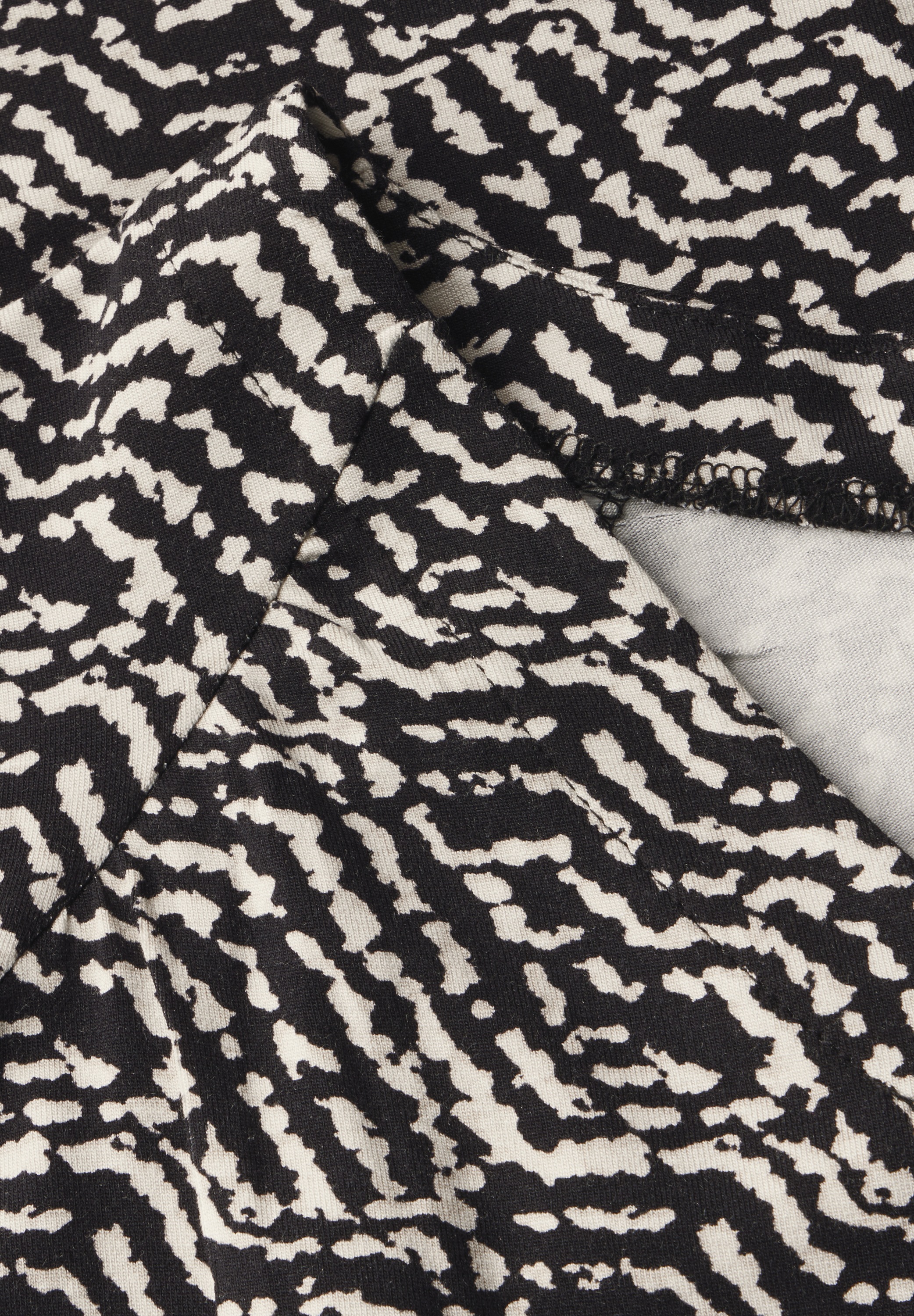 STREET ONE Shirttop, mit grafischem Muster und V-Ausschnitt