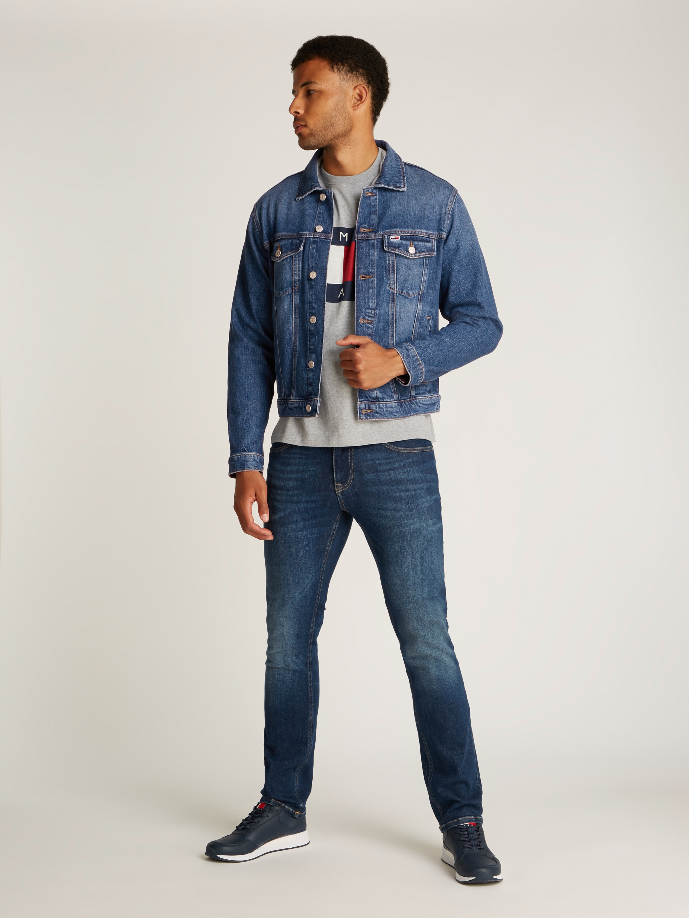 Tommy Jeans Jeansjacke »RYAN RGLR TRCKR JCKT CH0152«, mit Logostickerei