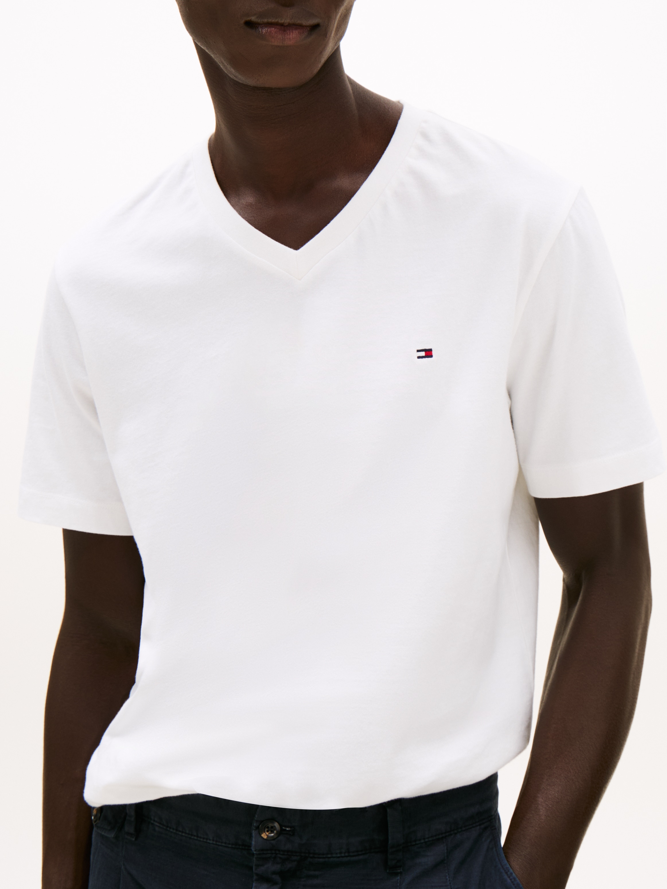 Tommy Hilfiger V-Shirt »ESSENTIAL V-NECK TEE mit V-Ausschnitt und Markenlabel«, unifarben, casual, regular fit, Baumwolle, V-Ausschnitt