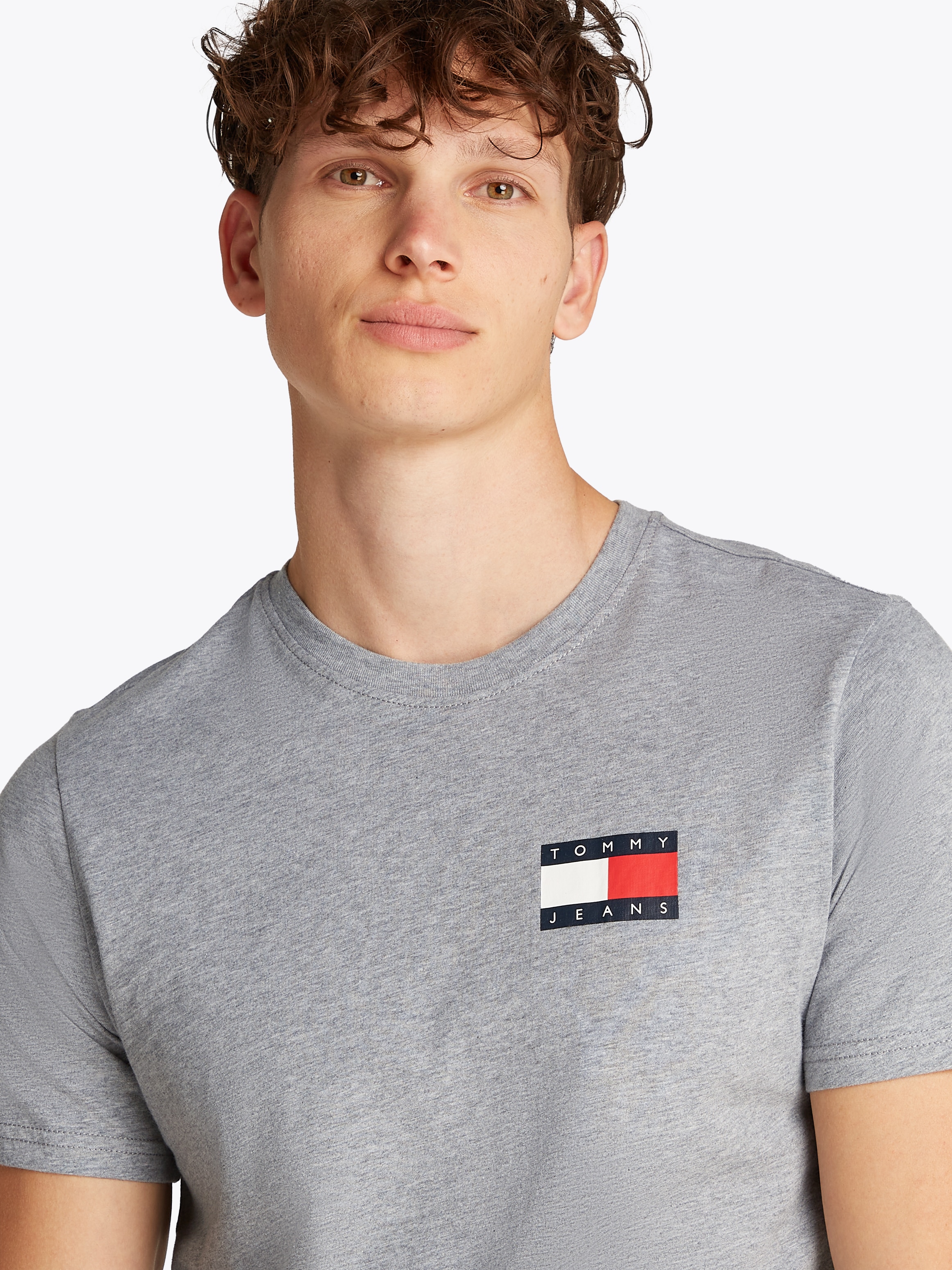 Tommy Jeans T-Shirt »TJM SLIM ESSENTIAL FLAG TEE EXT«, Mit Rundhalsausschnitt