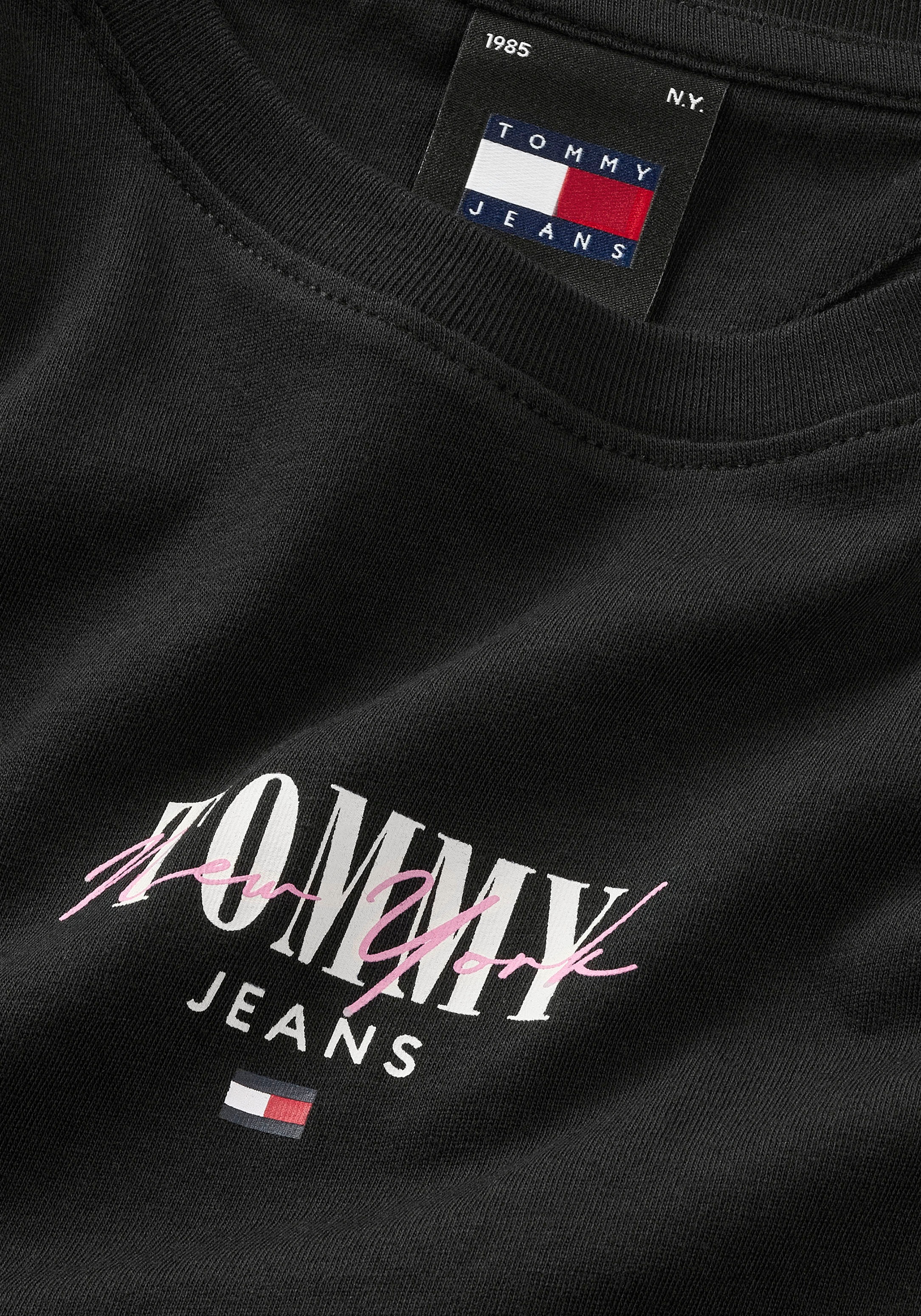 Tommy Jeans Rundhalsshirt »Rib Slim Essential Logo«, Rippshirt, feines Jersey Rippe, elastisch mit Tommy Jeans Logo