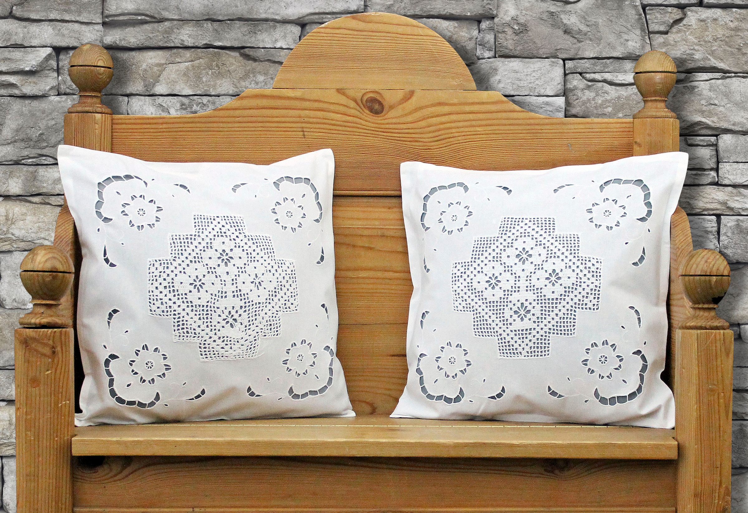 HOSSNER - ART OF HOME DECO Dekokissen »Bondone«, Häkelspitze - ECHTE HANDARBEIT