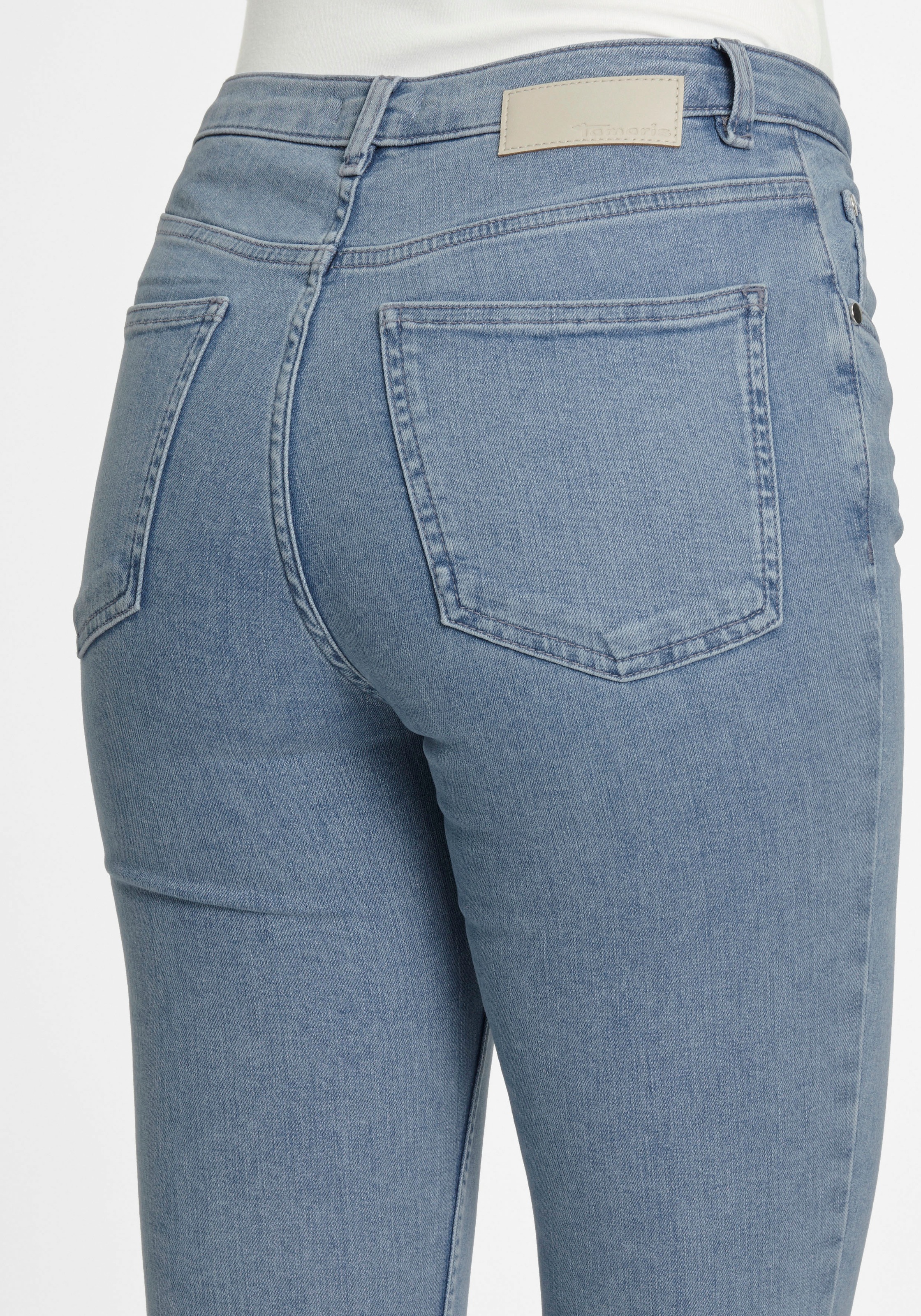 Tamaris Slim-fit-Jeans, mit NEUE | kaufen Jelmoli-Versand online - Logo-Badge KOLLEKTION