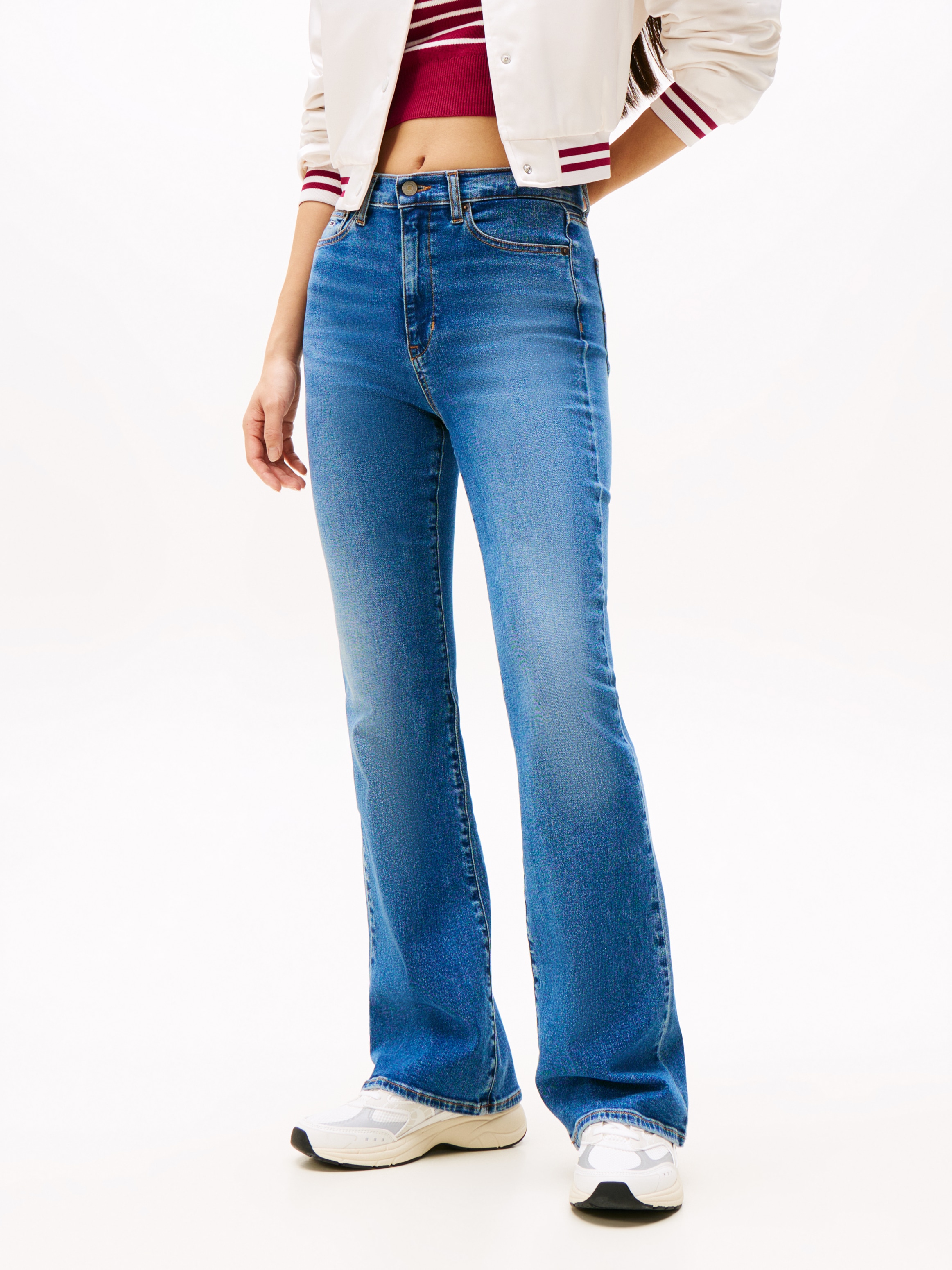 Tommy Jeans Bootcut-Jeans »SYLVIA HGH FLR« Weite Beinform und Logo Stickerei auf der Gesässtasche