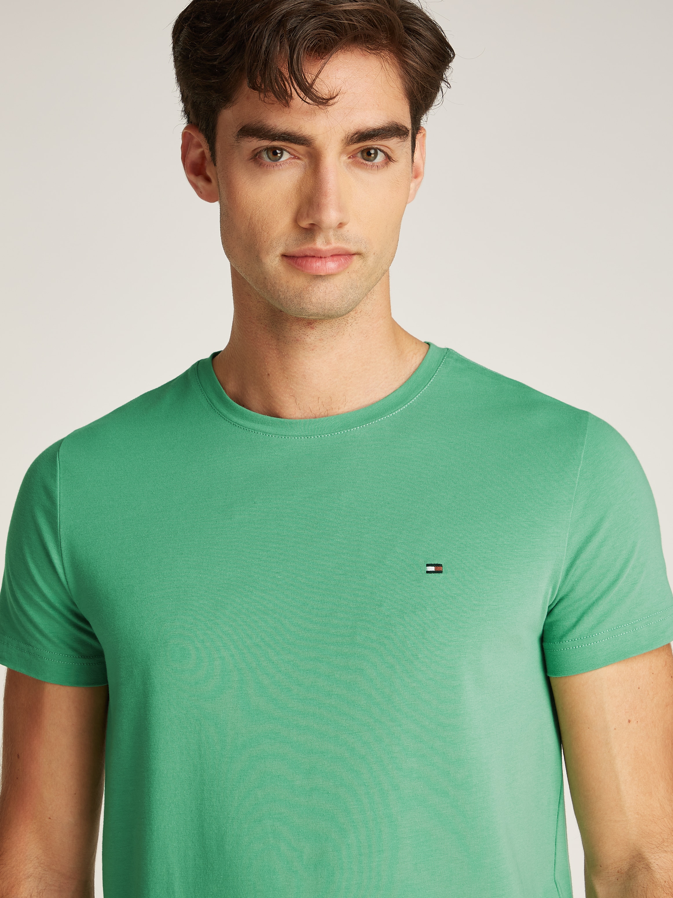 Tommy Hilfiger T-Shirt »STRETCH SLIM FIT TEE mit Rundhals und Logostickerei«, unifarben, casual, slim fit, Baumwollmix, Rundhals