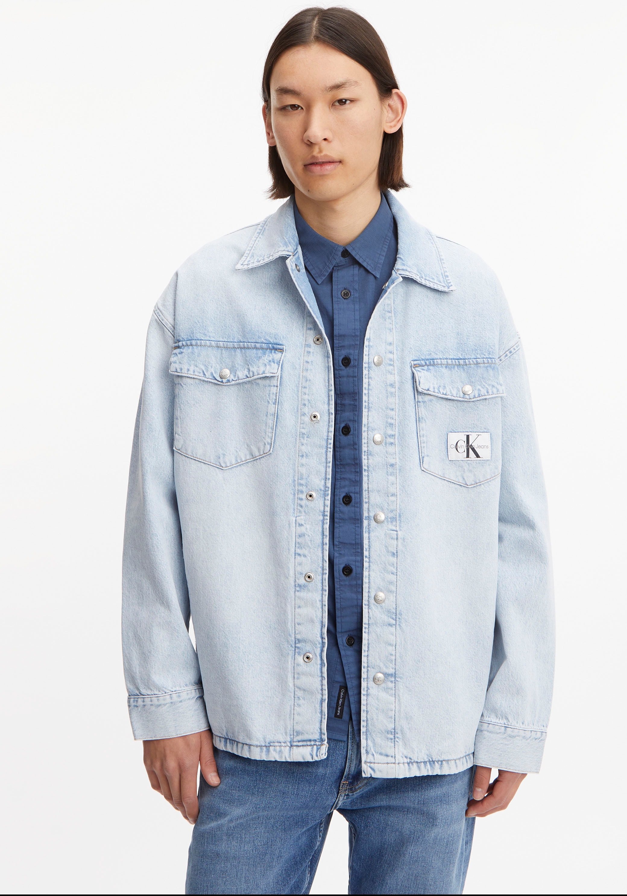 | UTILITY Brusttasche »OVERSIZED Klein Jeanshemd mit SHIRT Klein Jeans shoppen Jelmoli-Versand online der JACKET«, Calvin Logo-Badge Calvin auf