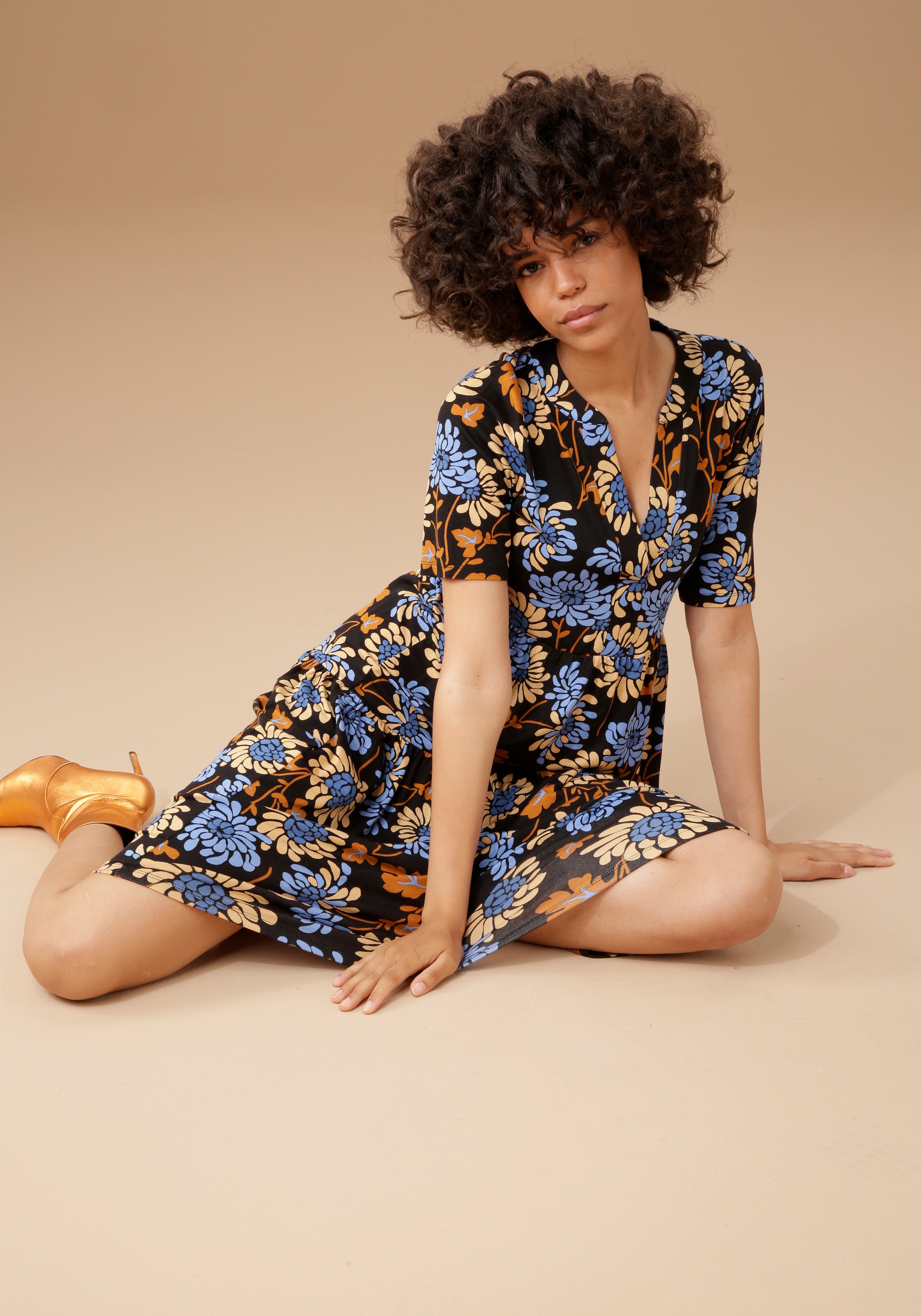 CASUAL shoppen online Jelmoli-Versand graphischem Aniston | Jerseykleid, mit Blumendruck