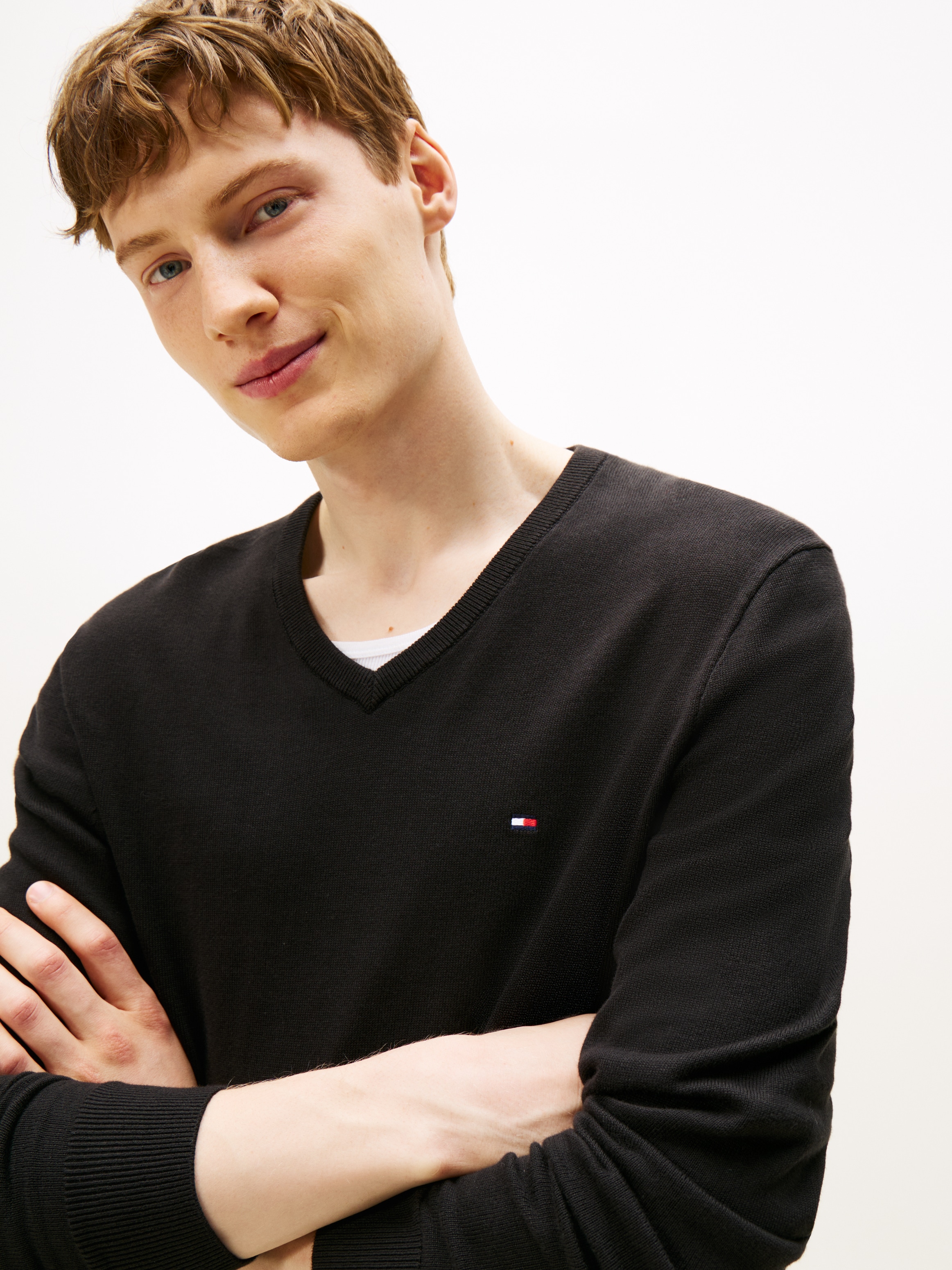 Tommy Hilfiger Strickpullover »ESSENTIAL COTTON V NECK mit V-Ausschnitt und Stickerei«, unifarben, casual, regular fit, Baumwolle, V-Ausschnitt