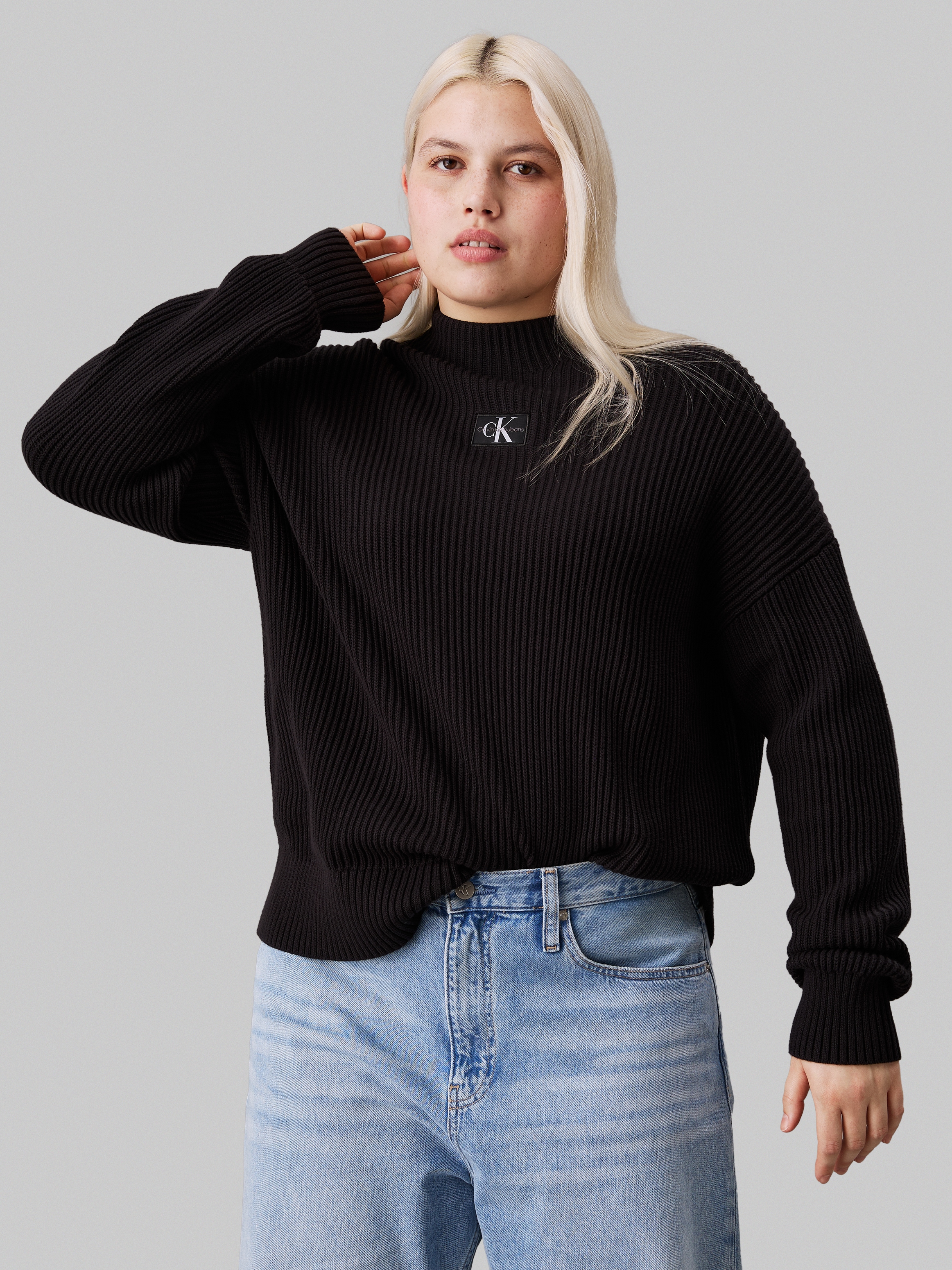 Calvin Klein Jeans Plus Stehkragenpullover »PLUS WOVEN LABEL LOOSE SWEATER«, in Grossen Grössen und mit Logopatch