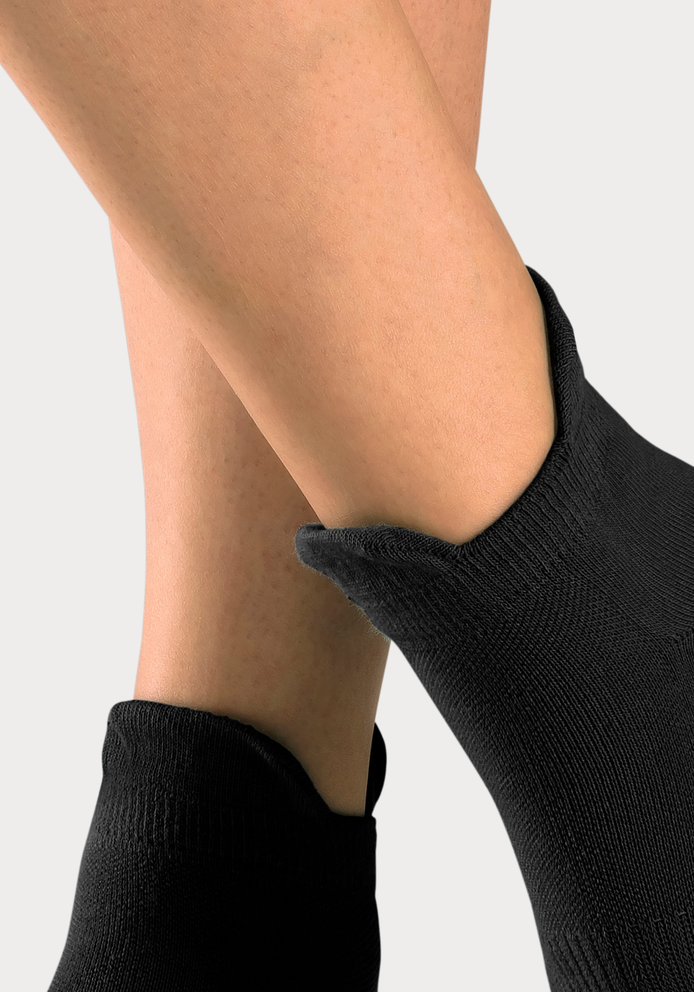Bench. Sneakersocken, (Packung, 6 Paar), mit feiner Mesh Konstruktion und Mittelfussgummi
