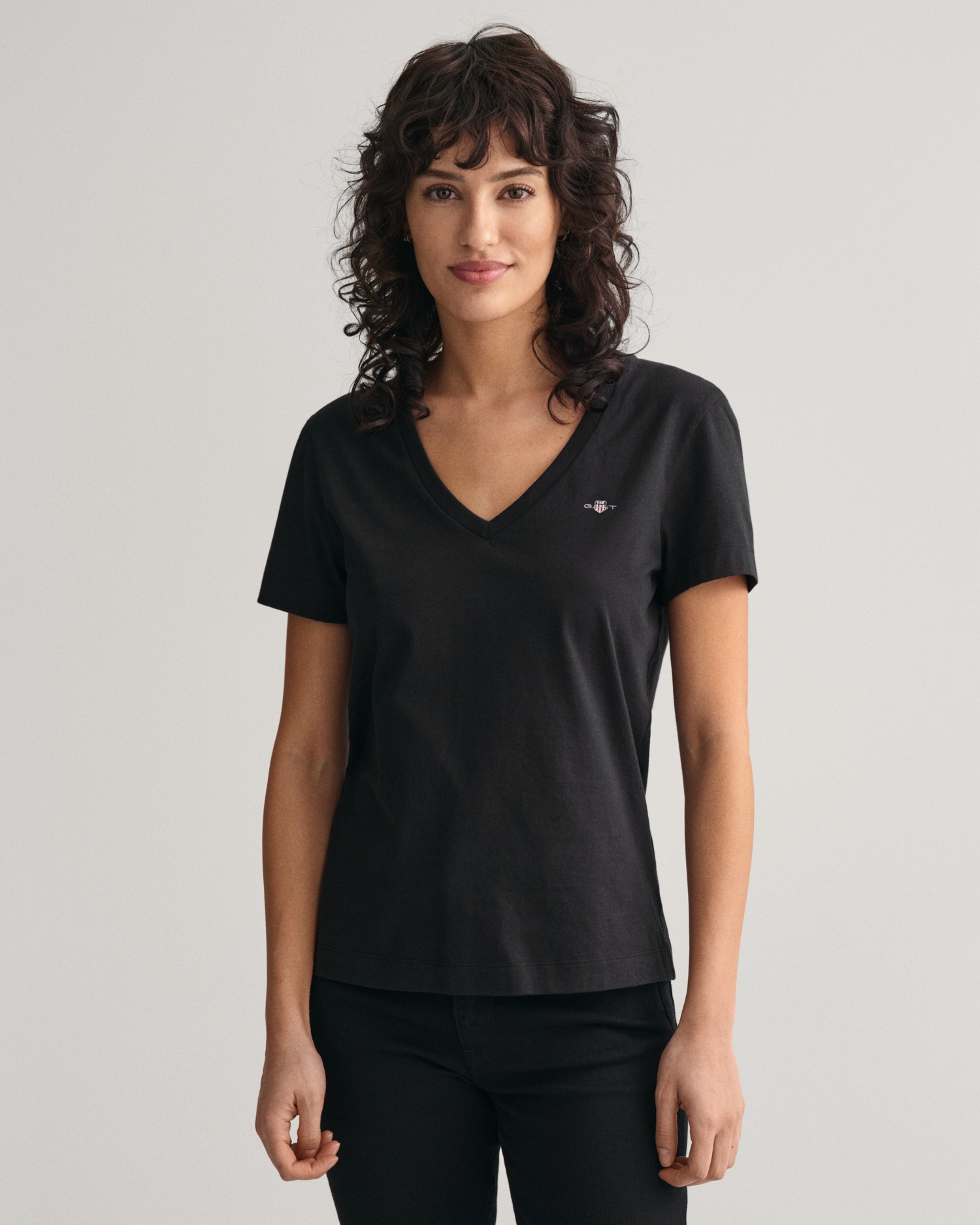 Gant T-Shirt »REG SHIELD KA V-NECK T-SHIRT«, mit einer kleinen Logostickerei auf der Brust
