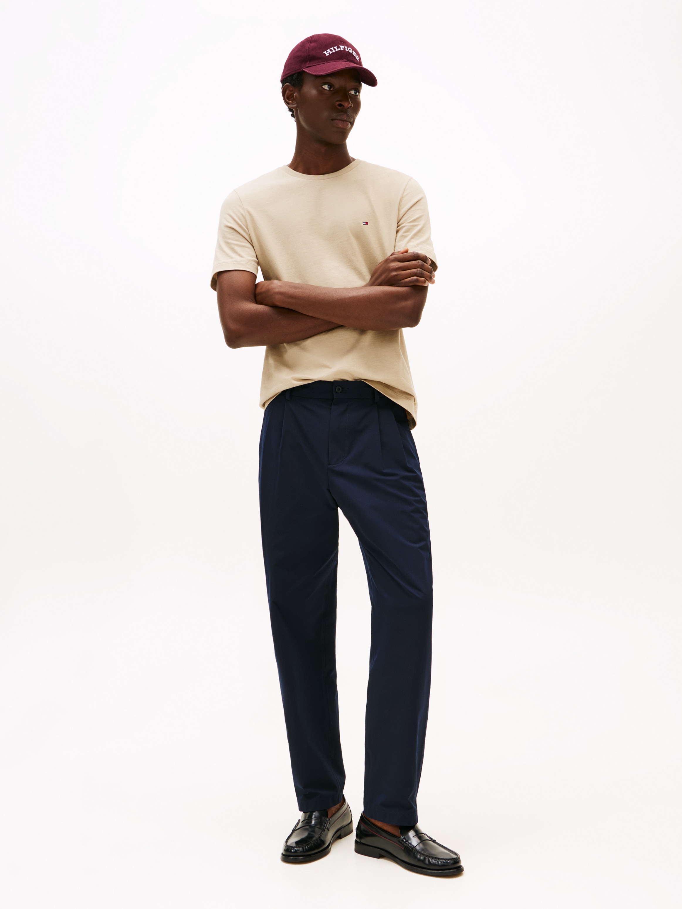 Tommy Hilfiger T-Shirt »ESSENTIAL REG FIT SOLID TEE mit Stickerei und Rundhals«, unifarben, casual, regular fit, Baumwolle, Rundhals