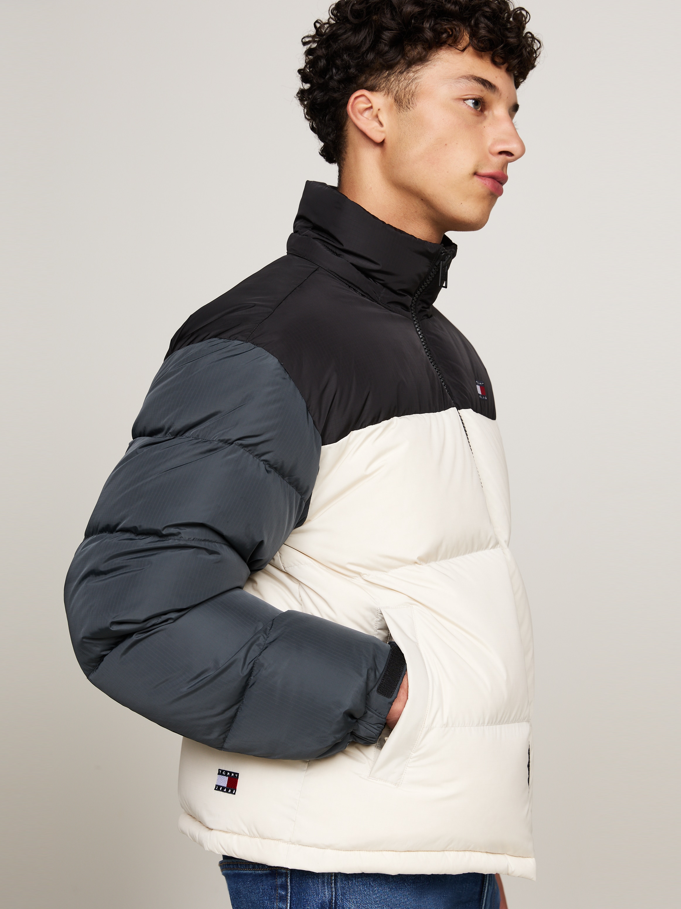 Tommy Jeans Steppjacke »TJM ALASKA COLORBLOCK PUFFER«, mit Kapuze, im mehrfarbigen Design