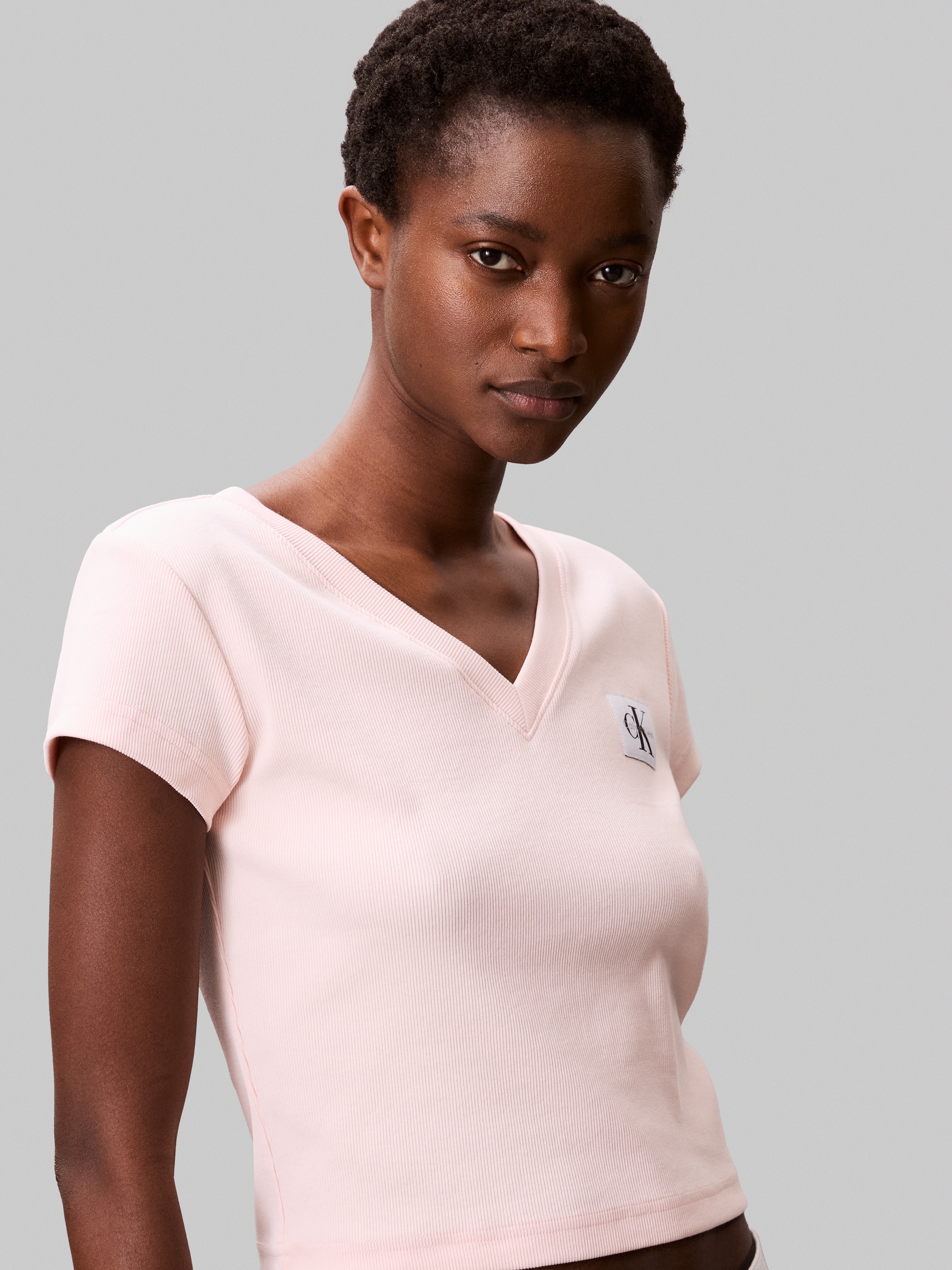 Calvin Klein Jeans T-Shirt »A- SS WOVEN LABEL RIB VNECK TEE«, mit gewebtem Label