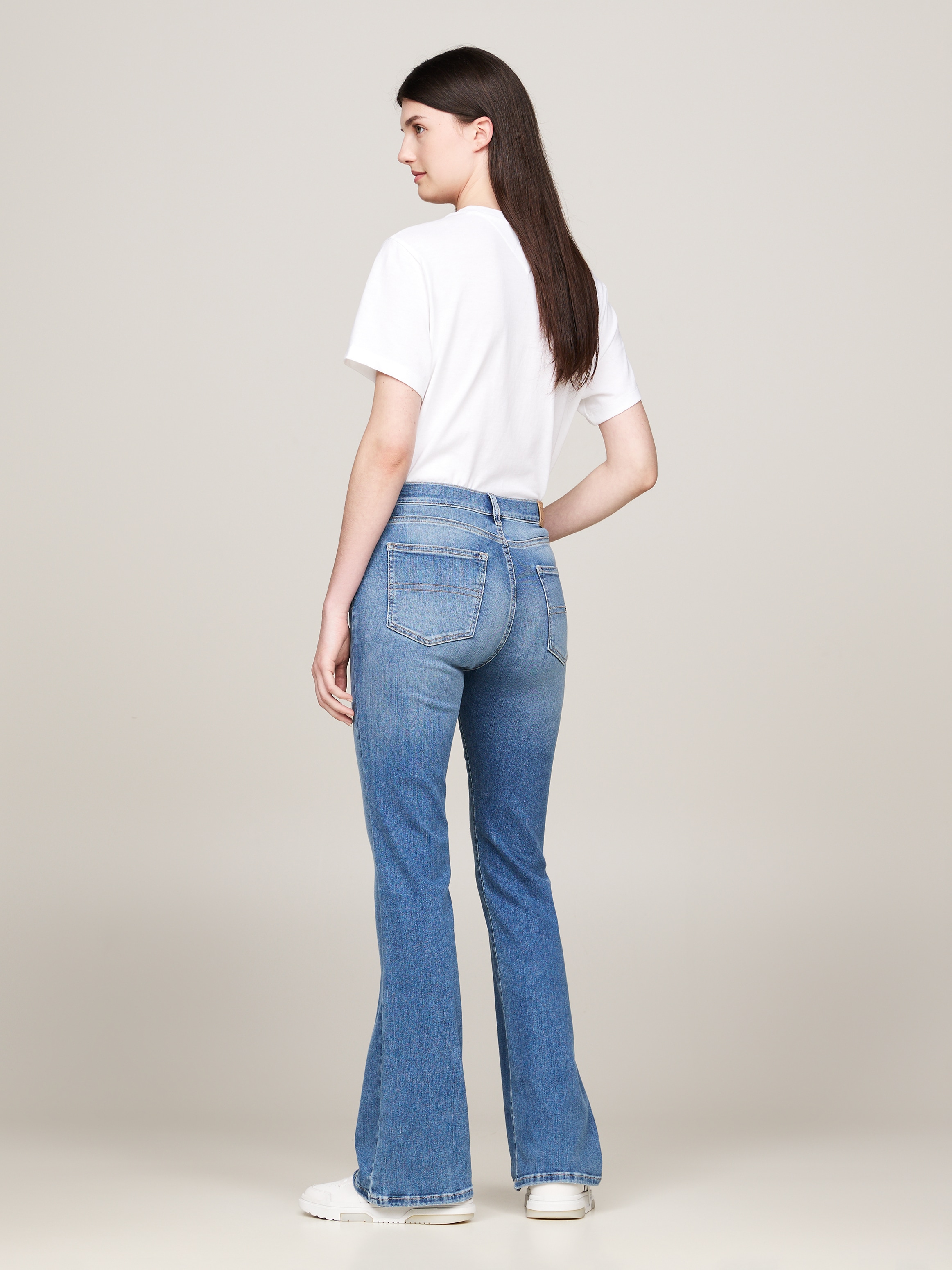 Tommy Jeans Schlagjeans »Tommy Jeans SYLVIA - High waist - Flared Denim Jeans«, mit Logostickereien und Nieten