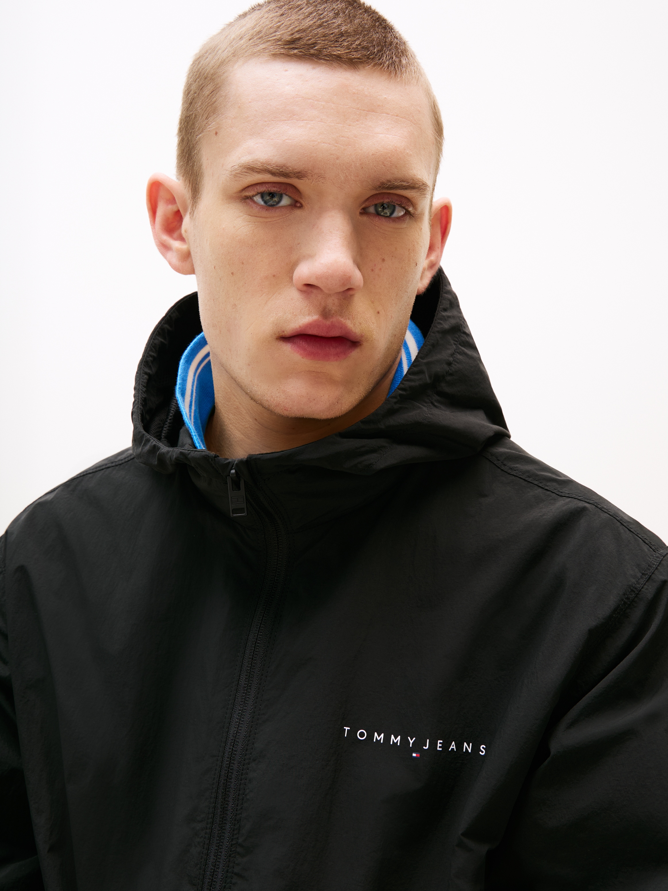 Tommy Jeans Windbreaker »TJM WINDBREAKER EXT«, mit Kapuze, Mit Rundhalsausschnitt
