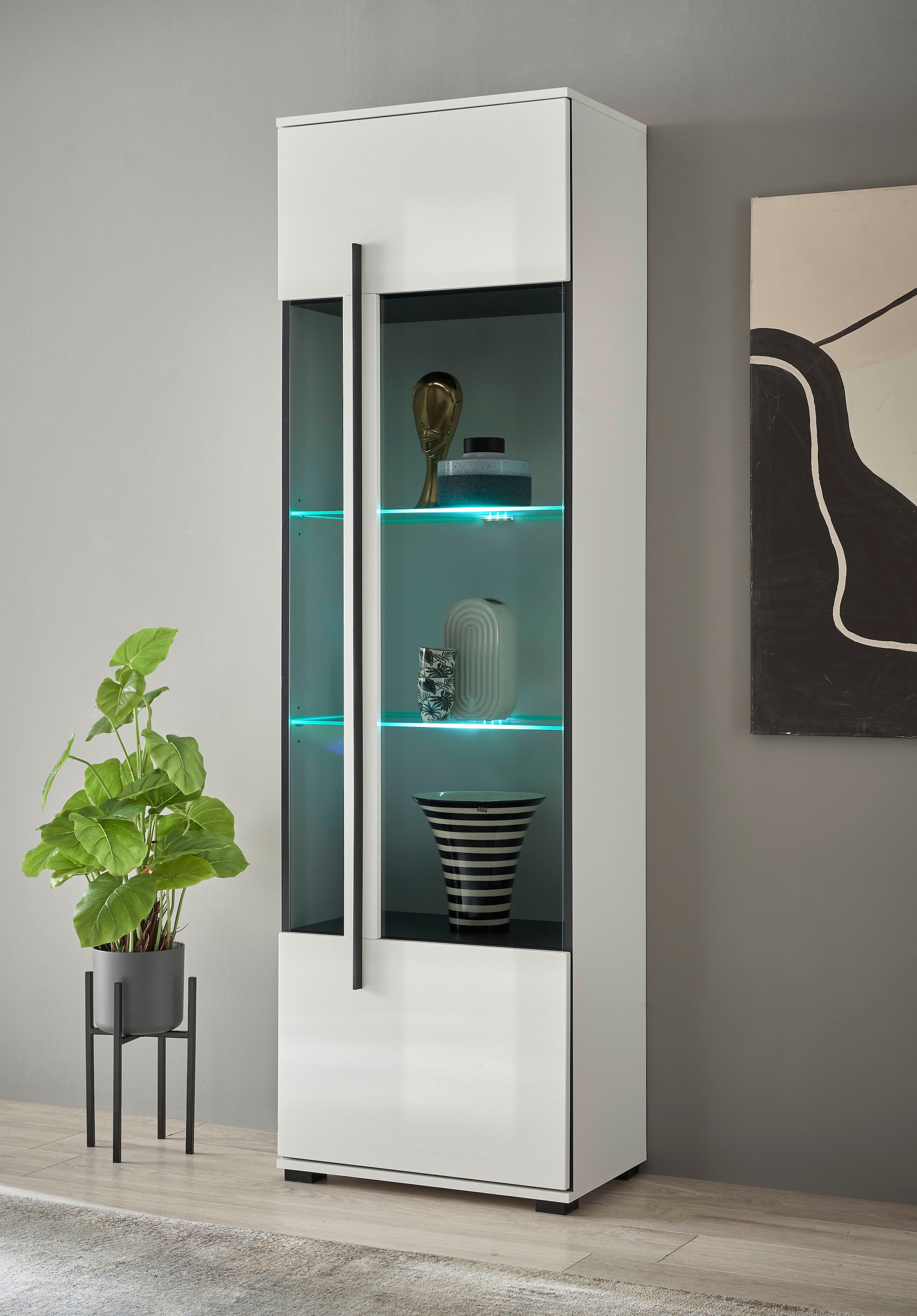 INOSIGN Vitrine »Cantara, Vitrinenschrank in Eiche Evoke oder weiss, Standvitrine«, schwarzer Stangengriff, ausreichend Stauraum, vielseitig einsetzbar