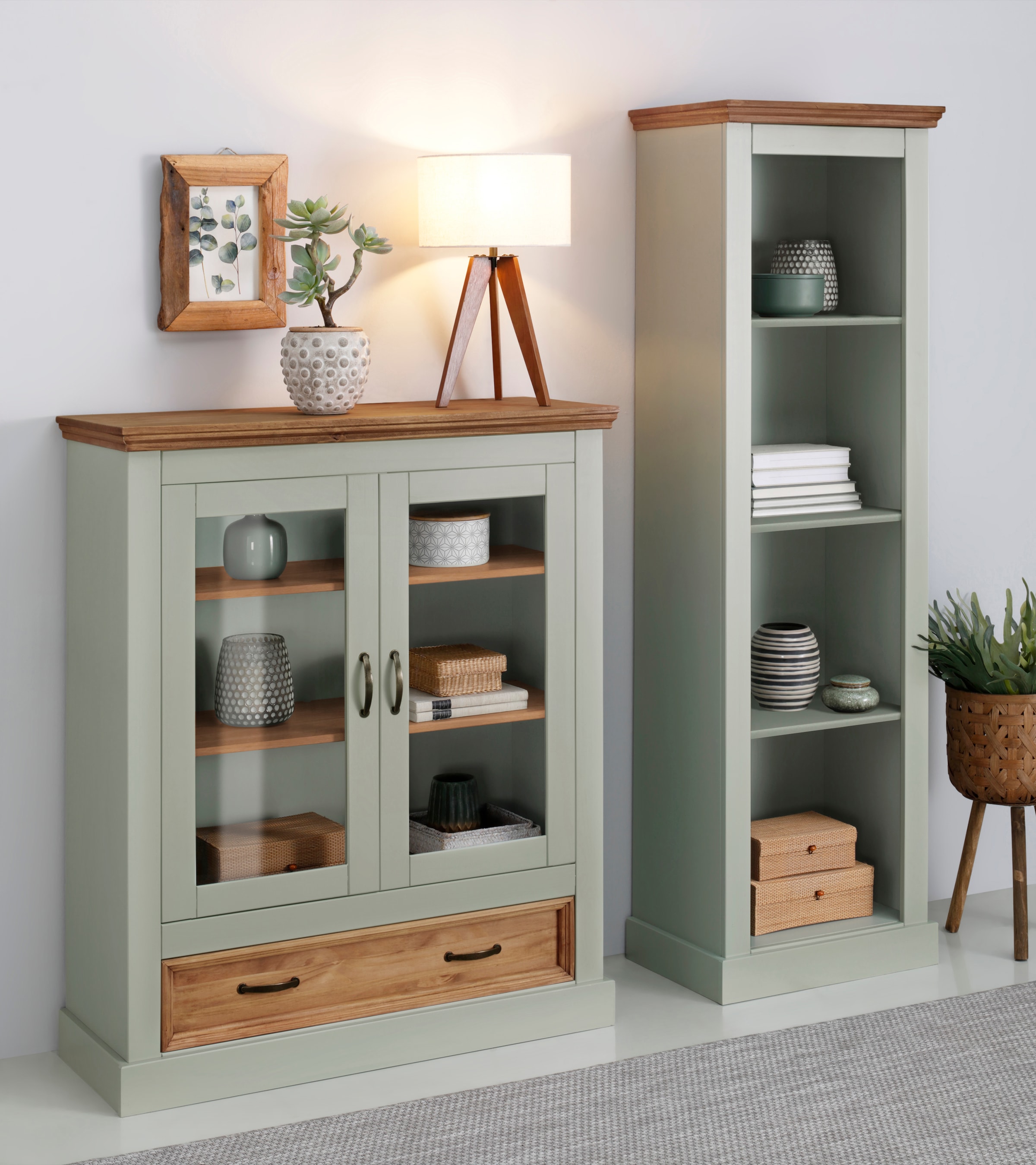 Home affaire Vitrine »Selma Highboard«, aus massivem Kiefernholz, mit Griffen aus antikisiertem Metall
