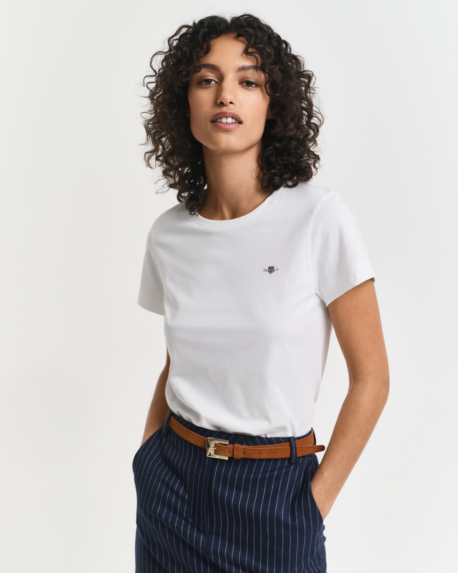 Gant T-Shirt "REG SHIELD KA T-SHIRT" mit einer kleinen aufgestickten Wappen-Grafik auf der Brust