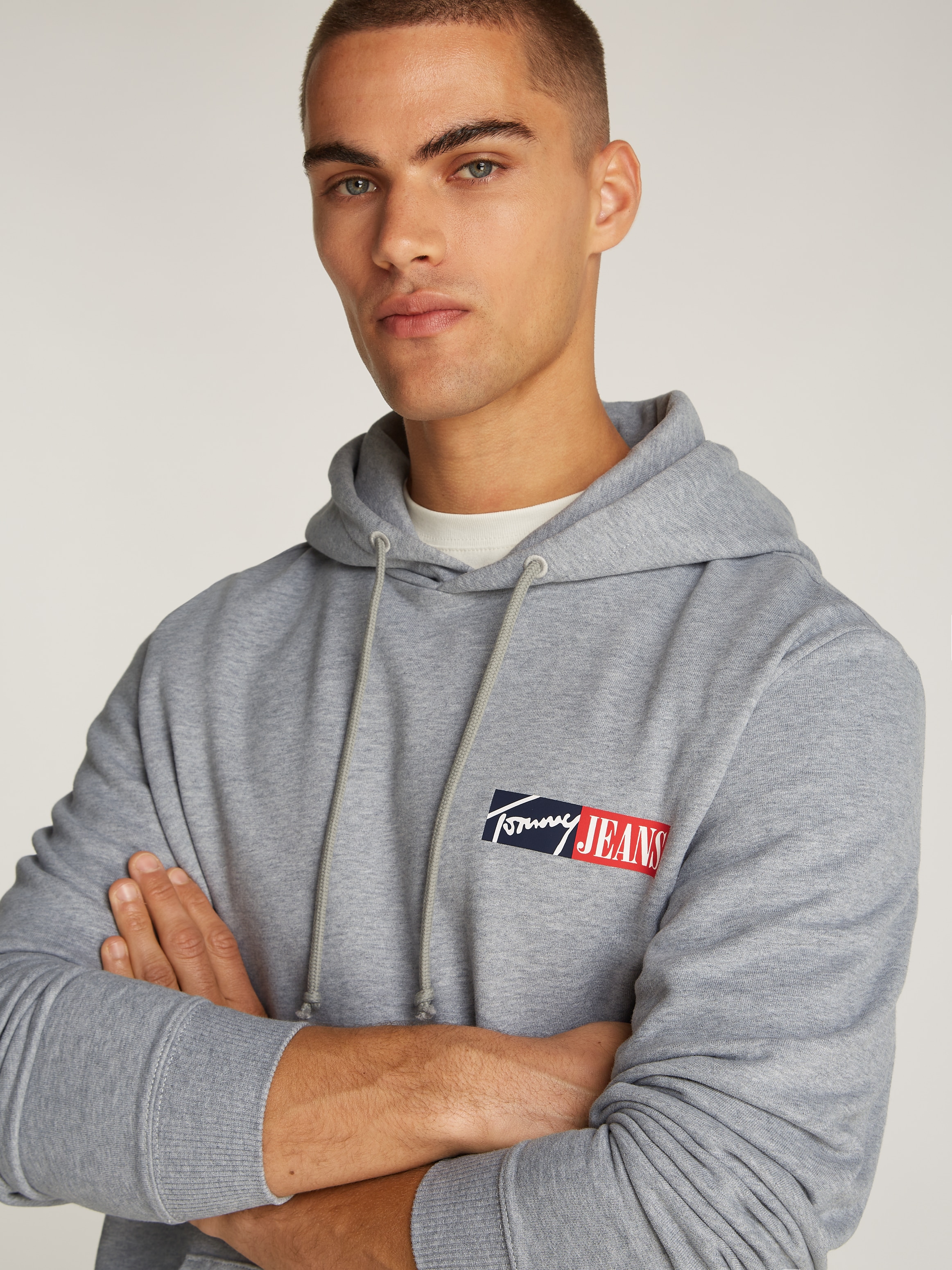 Tommy Jeans Plus Hoodie »TJM REG ENTRY GRAPHIC HOODIE EXT«, in Grossen Grössen, Logodruck, Kängurutasche