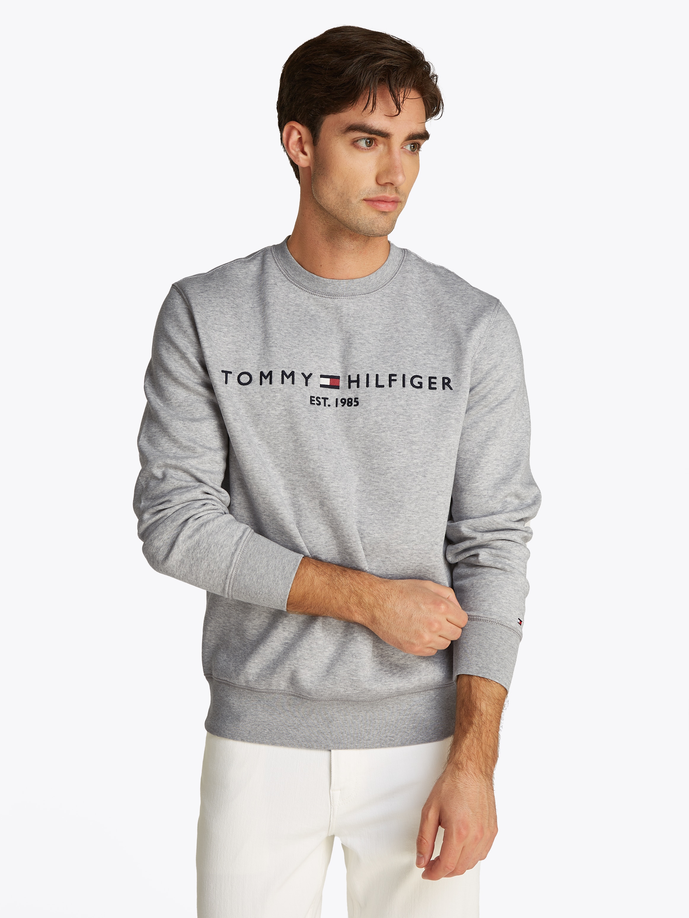 Tommy Hilfiger Sweatshirt »TOMMY LOGO SWEATSHIRT mit Rundhals und Stickerei«, unifarben, casual, regular fit, Baumwollmix, Rundhals