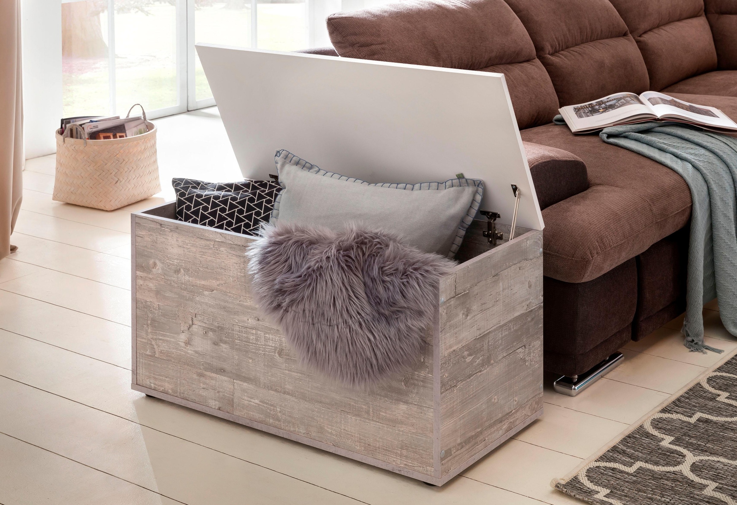 Banc coffre comme table d'appoint dans le salon