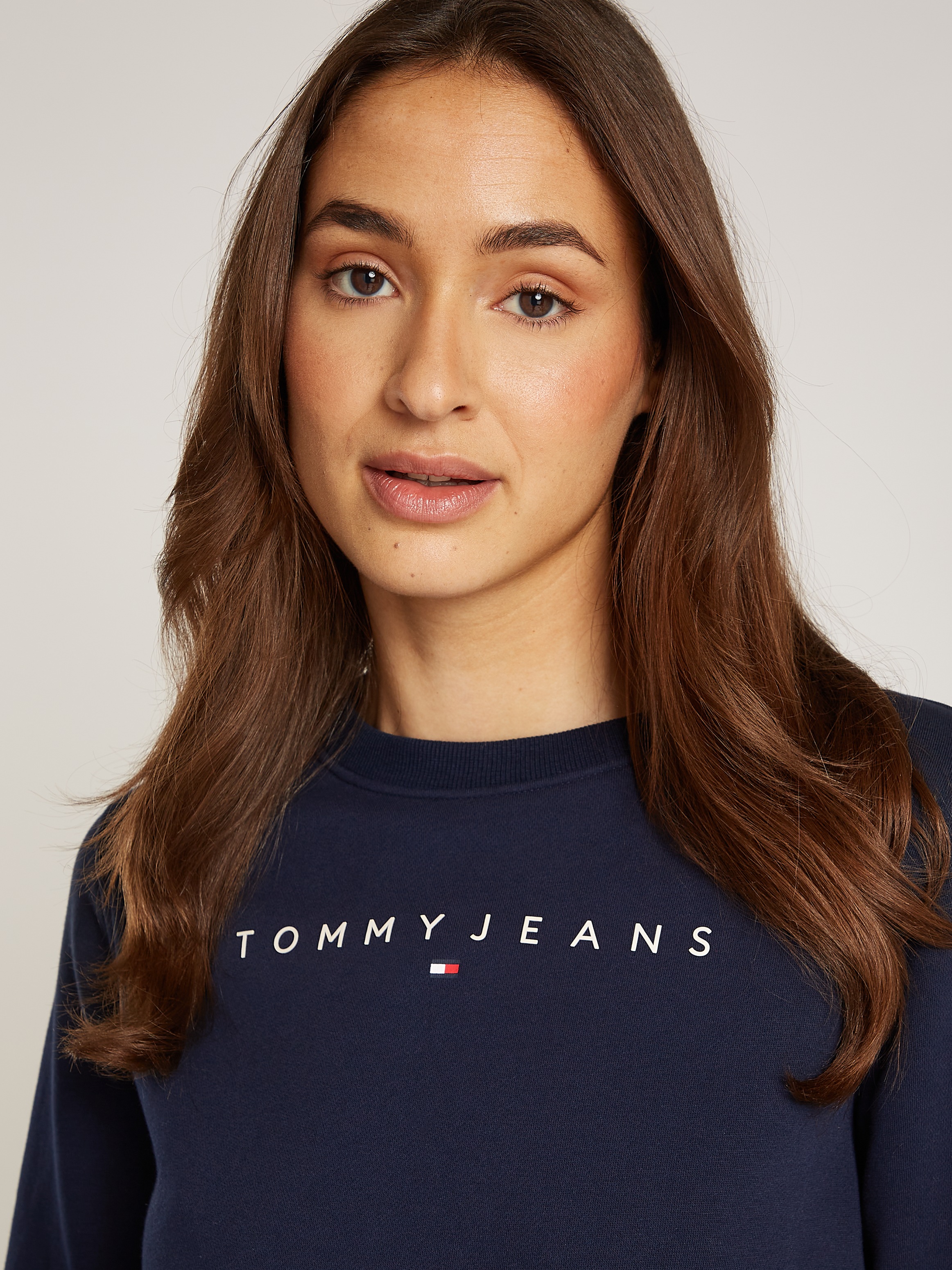 Tommy Jeans Curve Sweatshirt »TJW REG LINEAR CREW EXT«, in Grossen Grössen mit Logoschriftzug