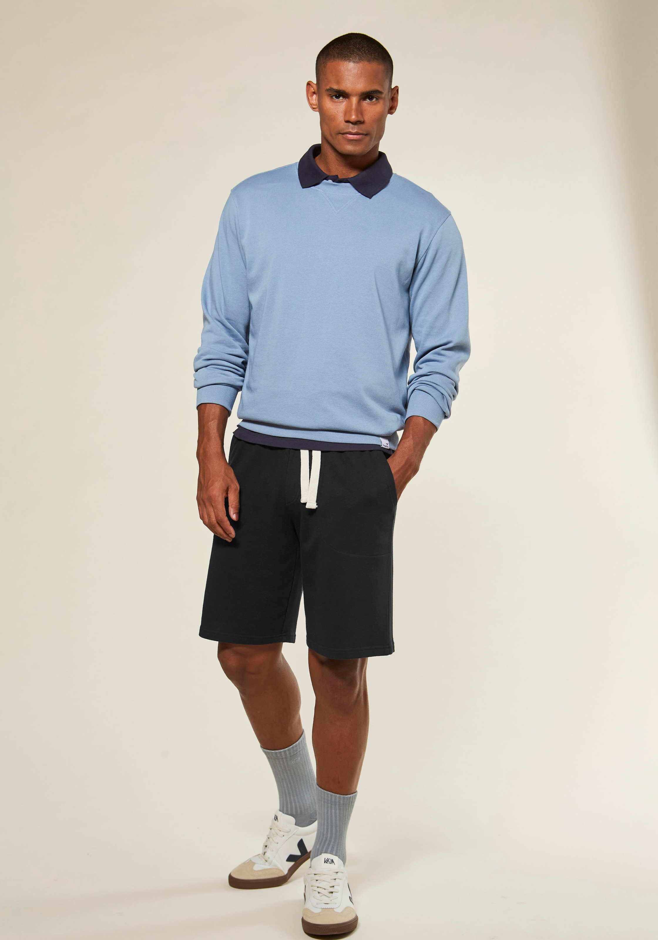 KangaROOS Sweatshorts, seitliche Taschen, kontrast Bänder