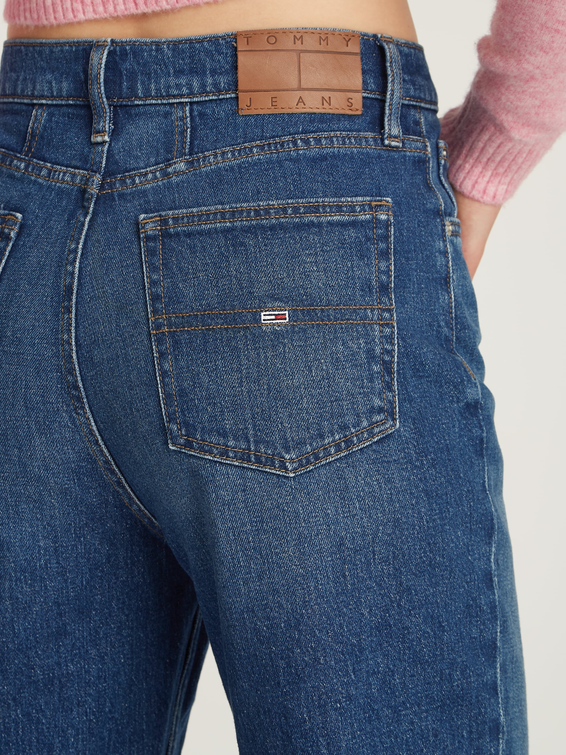 Tommy Jeans Mom-Jeans »High waist - Mom-Jeans Tapered«, mit Logo-Stickereien