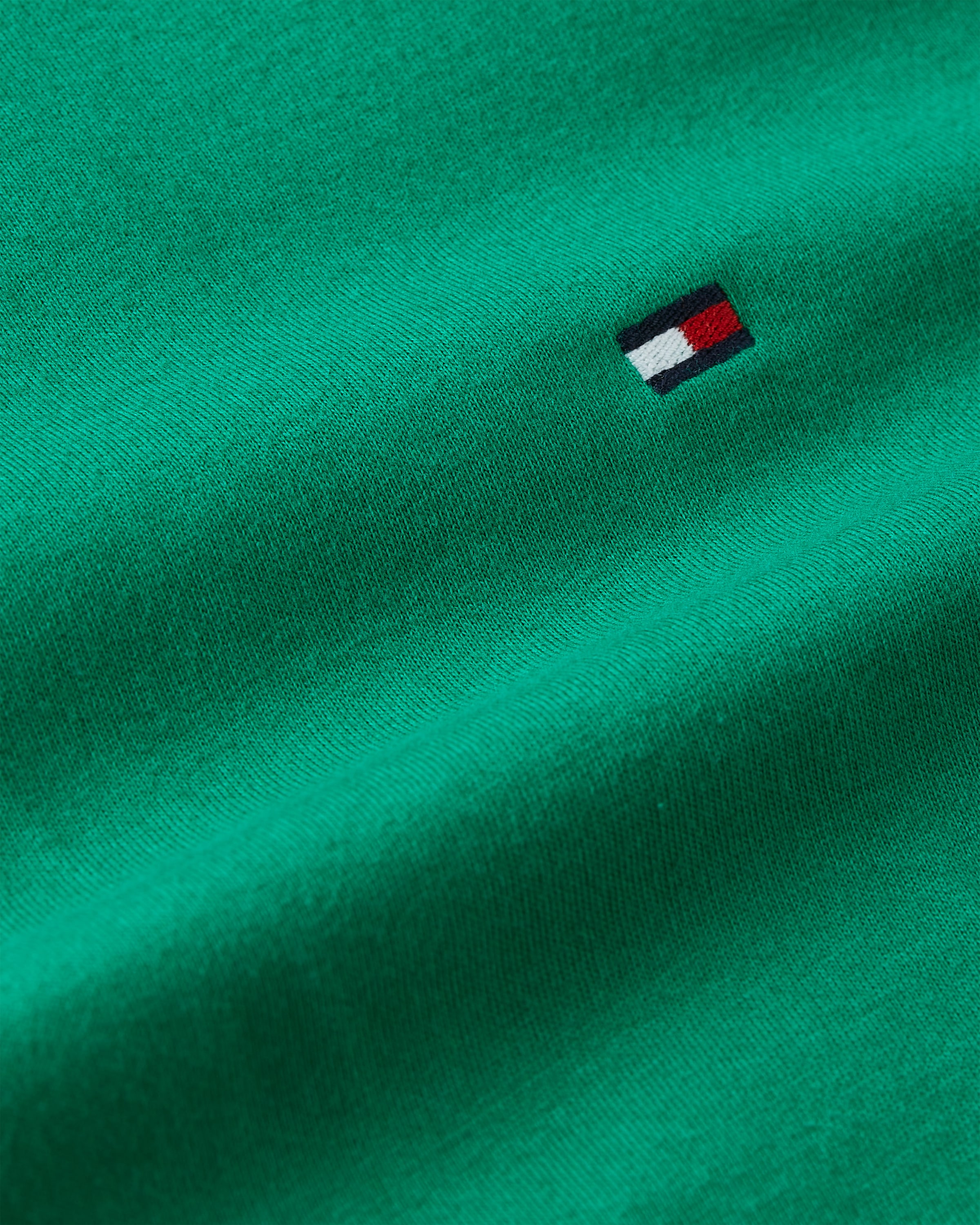 Tommy Hilfiger T-Shirt »ESSENTIAL REG FIT SOLID TEE mit Stickerei und Rundhals«, unifarben, casual, regular fit, Baumwolle, Rundhals