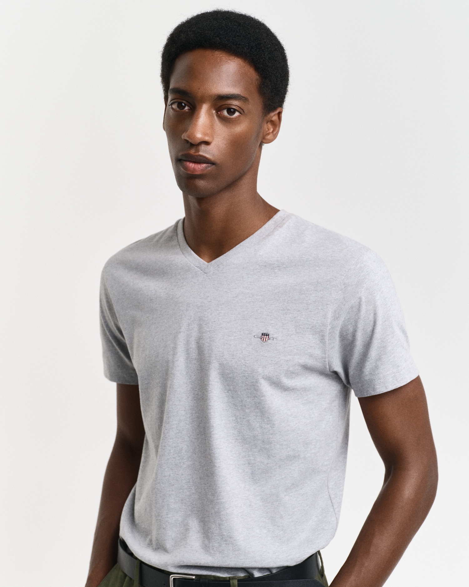 Gant T-Shirt »SLIM SHIELD V-NECK T-SHIRT«, mit einer kleinen Logostickerei auf der Brust