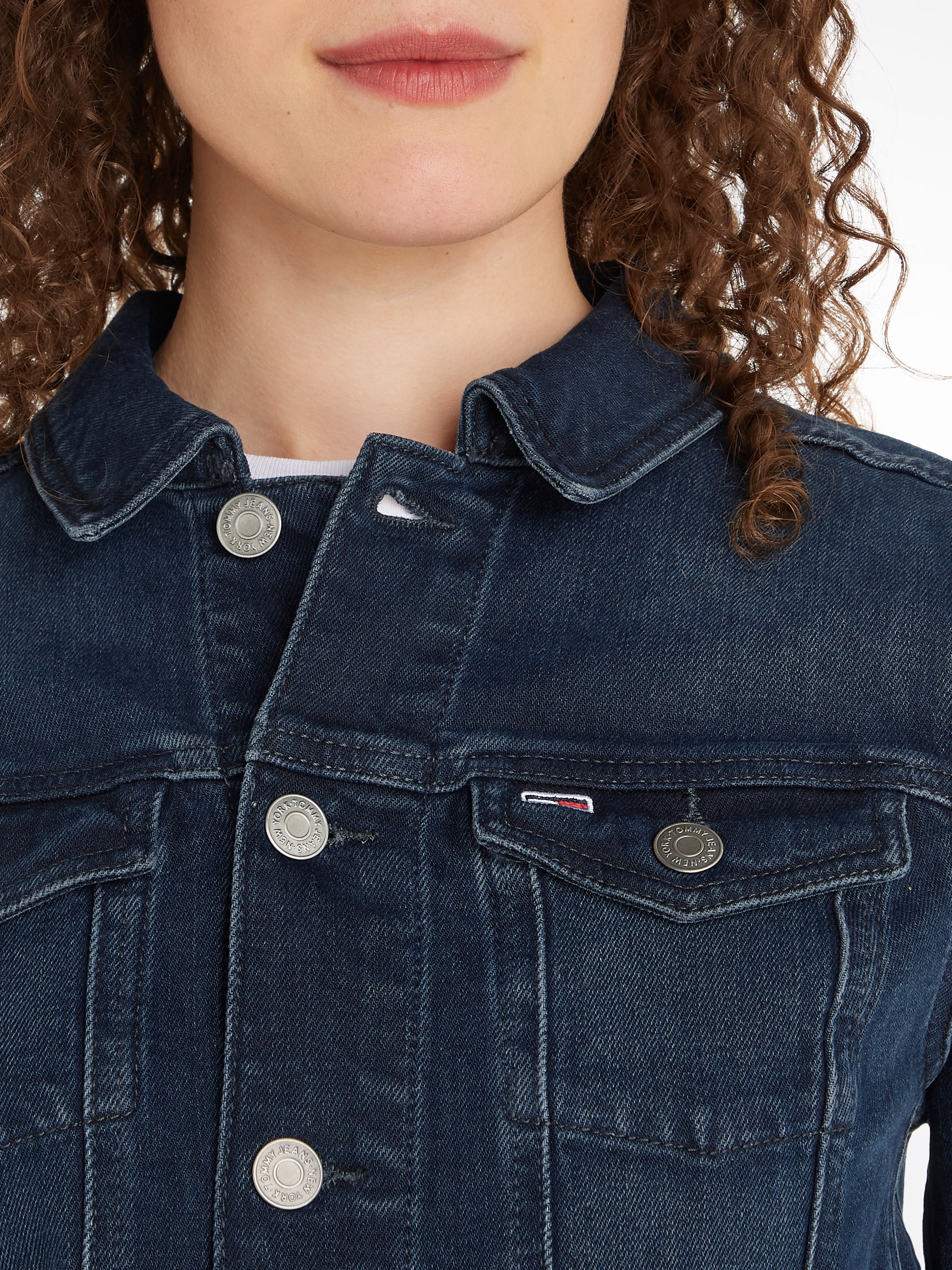 Tommy Jeans Jeansjacke »VIVIANNE SKN JACKET CH8168«, mit Tommy Jeans Flagge