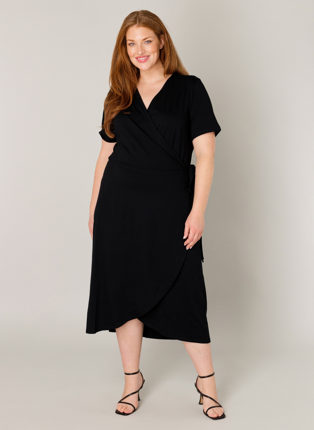 Base Level Curvy Wickelkleid »Abbie«, Weich fliessende Viskose-Mischqualität